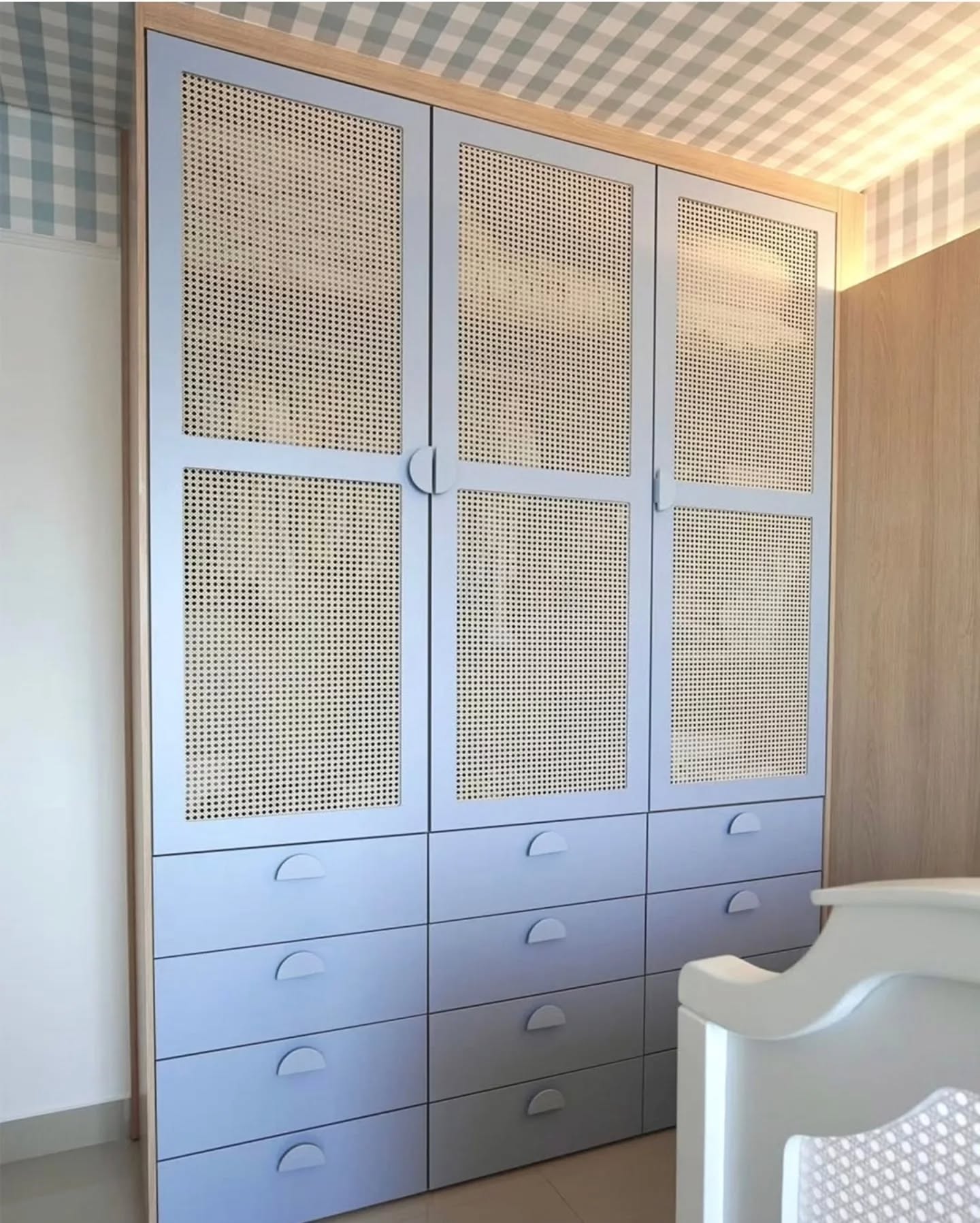 O equilíbrio perfeito entre o clássico e o contemporâneo!
Esse armário planejado combina a delicadeza da palhinha natural com a sofisticação do acabamento em azul claro. Além do visual leve e elegante, ele traz funcionalidade com gavetas espaçosas e portas ventiladas — ideal para ambientes infantis ou que pedem um toque de aconchego.
Na innovafatto Transformamos ideias em ambientes únicos.
Innovafatto loja exclusiva @boavistaplanejadosoficial
#moveisplanejados
#dormitorioinfantil
#innovafatto
#innovafattoplanejados
#boavistaofficial