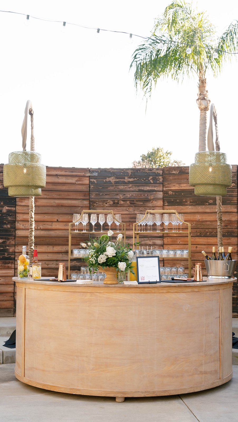 Sometimes it’s as simple as your table selection to give you an unforgettable vibe ✨ Florals: @thefarmerflorist_
PICKS: Orchard Serpentine Tables • Cambria plates • Jute chargers