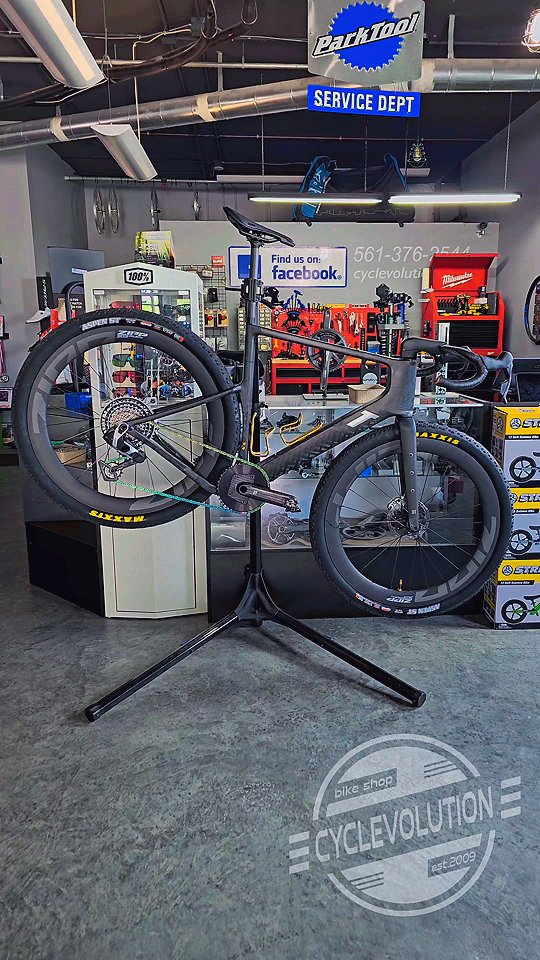 3T EXTREMA ITALIA
One of the most stunning and exclusive gravel bikes on the planetâhandcrafted in Italy by 3T. This isnât just a bike, itâs a statement.
The Extrema Italia is engineered for extreme adventures with no compromise on speed, comfort, or style.
Hereâs what sets it apart:
⢠Handmade in Italy with precision carbon layup
⢠Fully integrated cable routing
⢠Massive tire clearance for up to 29 x 2.25â
⢠Designed to dominate long-distance gravel and rugged terrain
⢠A perfect balance between lightweight race geometry and robust adventure capability
Whether you're chasing KOMs on the roughest backroads or packing for a multi-day off-grid ride, the Extrema delivers uncompromised performance.
Weâre proud to be official 3T dealersâand you can order your dream build directly through us.
DM us or stop by to start your custom 3T journey.
#cyclevolution #smallbusiness #bikelife #bikepic #bikelove #bikeshop #bikeporn #unboxingbike #bicyclelife #bicyclelife #bikeshoplife #localbikeshop #supportlocalbikeshop #delraybeach #delray #a1aflorida #3tbikes #3textrema #sram #sramaxs