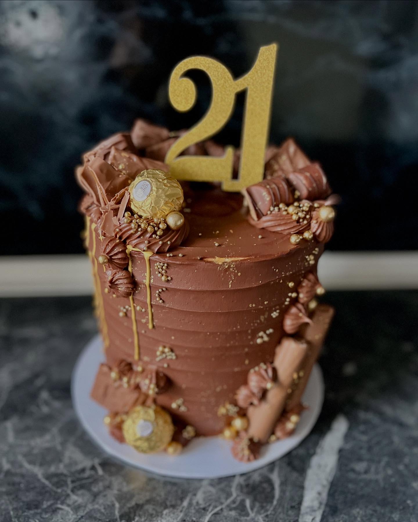 Chocolate deliciousness with hints of gold ✨
.
.
.
#bakeit #bakersofinstagram #buttercreamcake #cakedecorator #cakecakecake #cakedesign #cakeart #birthdaycake #cakesofig #cakedecorating #cakesofinstagram #chocolatecake #chocolatedripcake