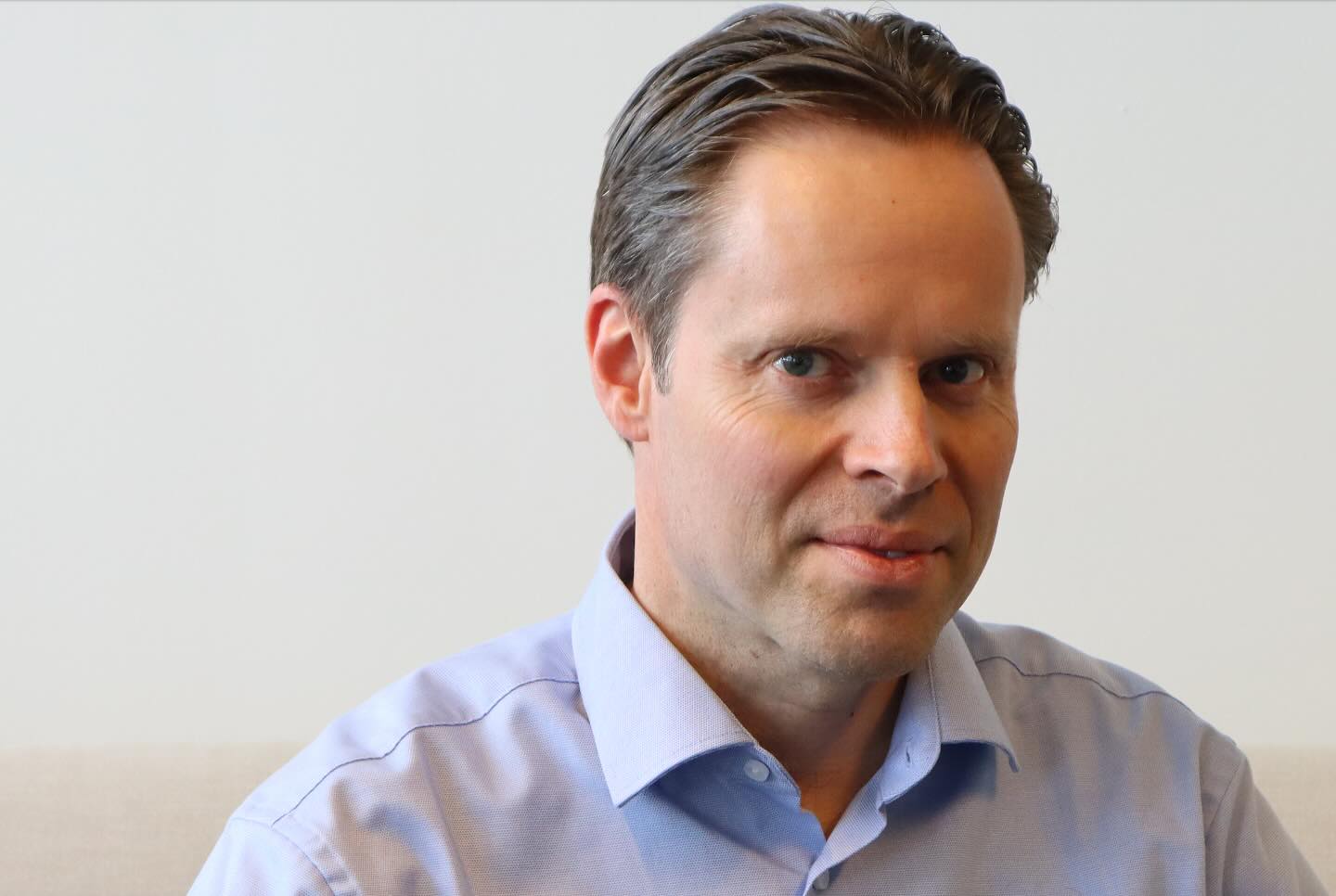 𝐒𝐮𝐧𝐝𝐚𝐲 𝐌𝐨𝐫𝐧𝐢𝐧𝐠 𝐂𝐨𝐟𝐟𝐞𝐞: 𝐃𝐢𝐞 𝐒𝐚𝐜𝐡𝐞 𝐦𝐢𝐭 𝐝𝐞𝐦 „𝐠𝐥ä𝐬𝐞𝐫𝐧𝐞𝐧 𝐃𝐞𝐜𝐤𝐞𝐥“
Wisst ihr, was ich als Manager und Führungskraft besonders schön finde? Ihr vermutet jetzt wahrscheinlich „Erfolg zu haben“ oder „zu gestalten“. Ja sicher, beides ist sehr erfüllend. Aber ein für mich mindestens so positives starkes Gefühl ist es, andere Menschen beim Wachsen zu unterstützen und zu beobachten.
Ich bin überzeugt, dass Unternehmen noch erfolgreicher sein würden, wenn sie dem Wachsen Ihrer Mitarbeiter:innen konsequent mehr Bedeutung und Raum geben würden. Doch sehr oft ist genau das Gegenteil der Fall.
Du kennst sicher den Begriff des „gläsernen Deckels“, der genau dieses Wachstum verhindert – und das ist auch, aber nicht nur hierarchisch gemeint.
Was solltest du als Führungskraft tun?
📌 Gib Menschen echte Verantwortung – nicht nur Aufgaben, sondern Gestaltungsspielraum.
📌 Sorge für eine Verbindung zwischen Organisationszielen und persönlichen Zielen der einzelnen Mitarbeiter:innen – das macht Sinn!
📌 Frage dich selbst regelmäßig: Würde ich dieser Person auch ein Projekt außerhalb ihrer (und der eigenen) Komfortzone anvertrauen?
📌 hole Feedback ein – und gib nicht nur.
📌 Setze dich für klare Regeln ein: Nicht jede Handlungsbarriere ist negativ, sondern kann notwendige Struktur und Regelung sein, um die Organisation effizient und steuerbar zu halten.
Warum lohnt sich das alles? Ganz einfach: Der Preis für erlebte gläserne Deckel in der Organisation ist sehr hoch: Demotivation, Fluktuation, verschenktes Potenzial, mangelnde Loyalität, geringere Performance (Tendenz zu „Dienst nach Vorschrift“). Und: Das Fehlen des Gefühls, Menschen in ihrem Wachstum zu unterstützen und zu fördern.
Die Mission muss also lauten: Schaffen wir eine Kultur, in der jede:r durch die Decke gehen darf – und nicht gegen sie ankämpfen muss.
Ich wünsche euch eine feine Osterwoche mit euren Lieben! 🙂
#leadership #ceo