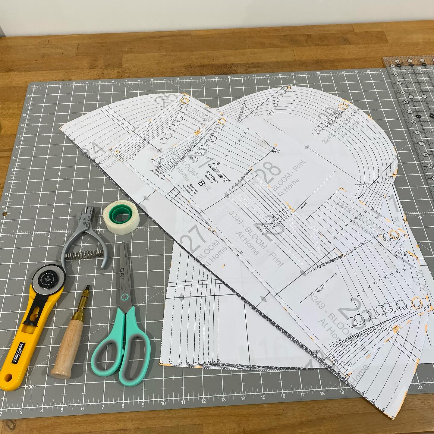 Looks like I know what I’m doing but not full of confidence 🤣🤣
I have made several items of clothing before but don’t always wear them because a) the design really didn’t suit me and b) they didn’t fit me.
But I’m trying again with the @seamwork Bloom pattern - a nice little summer top with some extra detailing.
So far, so good:
✔️ download pdf
✔️ print out pdf at correct scale
✔️ tape pdf together
✔️ determine size
✔️ cut out required size
✔️ use my cool little gadgets to snip notches and holes
✔️ felt like a professional using said gadgets 🤣🤣
Next up choose some fabric. Notice I didn’t say go and buy fabric - I have lots to choose from already because in my head I already have a me-made wardrobe!!
I hope to have something to show you before too long but best not hold your breath 😂😂
#cutandalterdressmaking #memadewardrobe #seamworkbloom #dressmaking #sewover50