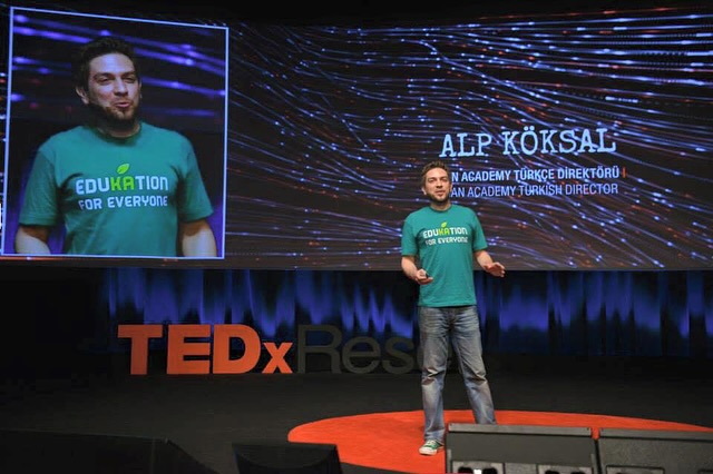 Benim için inanması zor olsa da ilk TEDx konuşmamı yapalı, TEDxReset’te konuşalı tam 10 yıl olmuş… 17 Nisan 2015’te “Eğitime nasıl baktığınız, ne öğrettiğinizden daha önemli” demiştim, sanırım bu argüman hala geçerliliğini koruyor. 10 yılda müfredat kaç kez değişti? Ama eğitime nasıl yaklaştığımız, yeni bir çağın değişen imkan ve ihtiyaçları doğrultusunda nasıl yeniden şekillendirdiğimiz, büyük resmi nasıl çizdiğimiz, teknolojiyi nasıl konumlandırdığımız, öğretmen ve okulun değişen rolleri, bilgi kadar beceri, deneyim ve yetkinliğe öncelik vermemiz, insan odaklı ama teknoloji destekli bir bakış açısı ile eğitimi yeniden düşünmemiz inanıyorum ki daha da önemli…
Benim hikayeme dönecek olursak, o günden bugüne ona yakın TEDx konuşması yaptım; hepsine aynı özeni gösterdim, eğitim konuşsam da farklı konulara dikkat çekmeye gayret ettim. Ama Türkiye’nin ilk TED Talks etkinliği olan TEDxReset’te, TİM sahnesinde binlerce kişinin önünde ilk kez TEDx konuşması yapmak, Sal Khan’ın dünyaca meşhur TED Talks konuşmasından sonra ilk kez bir TEDx sahnesinde #KhanAcademy ’den bahsetme şansı bulmak inanılmaz bir deneyimdi…
Bu konuşmaya dair yakın çevrem dışında kimsenin bilmediği bir anımı da paylaşacağım. TEDxReset’e birkaç gün kala heyecanlı olmak bir yana hastayım, kolumu kaldıracak halim yok. Doktora gittim ve “sporculara hasta olduklarında sahaya çıkabilmeleri için bir iğne yapıyorlar ya, her ne ise ondan istiyorum çünkü benim yarın sahneye çıkmam gerekiyor” dedim. “Tamam, merak etme o sahneye çıkacaksın” dedi ve muhtemelen bol kortizon içeren bir iğne yaptı.
Ertesi gün daha iyi hissederek sahneye çıktım. Fakat doktorun söylemeyi atladığı ya da benim heyecandan duymadığım bir detay vardı: İlacın en önemli yan etkisi ağız kuruluğu yapmasıydı! Bugüne kadar yüzlerce konuşma yaptım, konuşmacı ve müzisyen olarak binlerce kişinin karşısında sahne aldım, ama ağzım hiç o günkü kadar kurumadı. Neticede sahneye çıktım, ama dilim damağıma yapışınca konuşmak pek kolay olmadı. 😂
Değerli isimlerle aynı sahneyi paylaşmanın gururu bir yana, @tedx.reset sayesinde pek çok dost kazandım. #tedx ’i Türkiye’ye getiren ve beni de o sahneye davet eden Ali Üstündağ’a müteşekkirim. #throwback