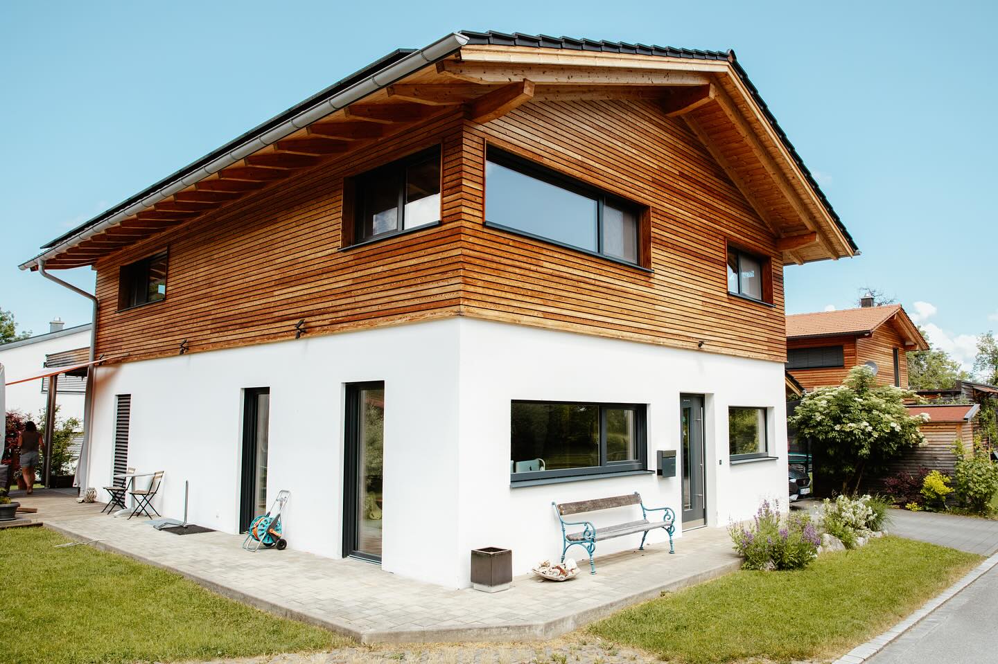 HOLZHAUS IM RAHMENBAU
NATÜRLICH. NACHHALTIG. HANDGMACHT. 🏠🏗️
Dieses Holzhaus durften wir als Zimmerei von Anfang an begleiten - bis zum letzten Schliff. Gebaut in moderner Holzrahmenbauweise, überzeugt es nicht nur durch seine stabile Konstruktion, sondern auch durch ein angenehmes Raumklima und eine natürliche Ausstrahlung.✨
Mit dabei: ein robuster Dachstuhl, eine gemütliche Holzterrasse zum Verweilen und ein funktionaler Carport.
Schön, wenn aus Holz, Handwerk und guten Ideen ein Zuhause entsteht.🤎
@unikat.fotografie
#holzrahmenbau #holzhaus #hausbau #dachdecken #dachstuhl #handwerk #hausbau2025 #zimmerertreffpunkt #zimmerer_auf_insta #holzrahmenbauweise #carport #holzterrasse #nachhaltig #holzbbau #handgmacht #inntal #rosenheim #brannenburg #nussdorfaminn #zimmereiniederthanner