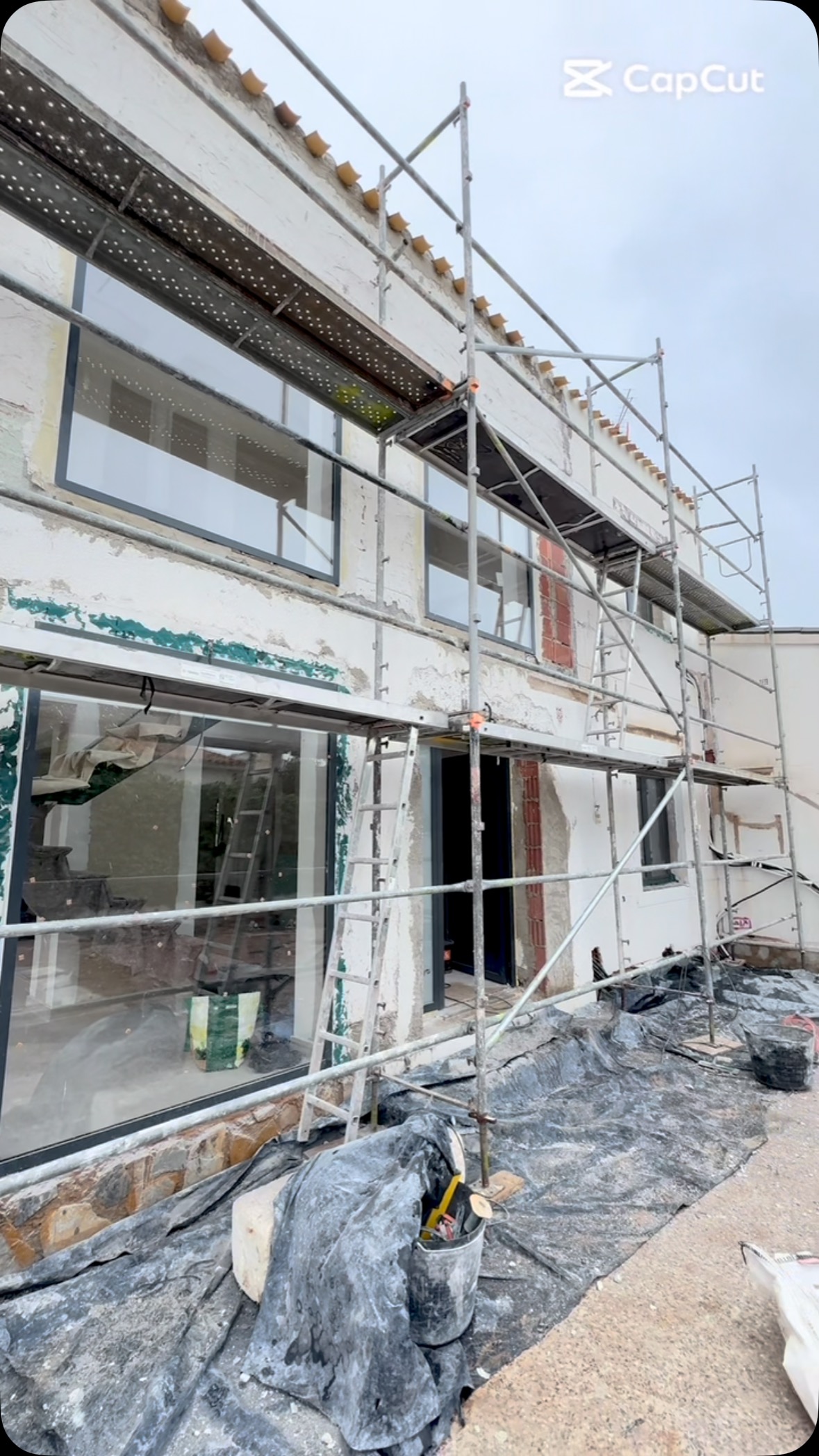 ¿Quieres que tu casa parezca otra sin meterte en una reforma eterna?”
Eso es lo que hicimos aquí.
Esta casa tenía una fachada vieja, sucia, con años encima…
Y ahora parece sacada de una revista.
Le metimos mano desde cero:
• Andamio
• Limpieza profunda
• Subsanado
• Y una proyección elegante que cambia todo.
¿El resultado?
Una fachada nueva. Moderna. Que enamora.
¿Te gustaría algo así en la tuya?
#TransformaTuCasa #FachadasConEstilo #AntesYDespués #ReformasInteligentes #ConstrucciónConAlma #TuCasaHablaPorTi #ProyectosQueEnamoran #ArquitecturaConSentido #ClientesFelices #FachadasQueImpactan