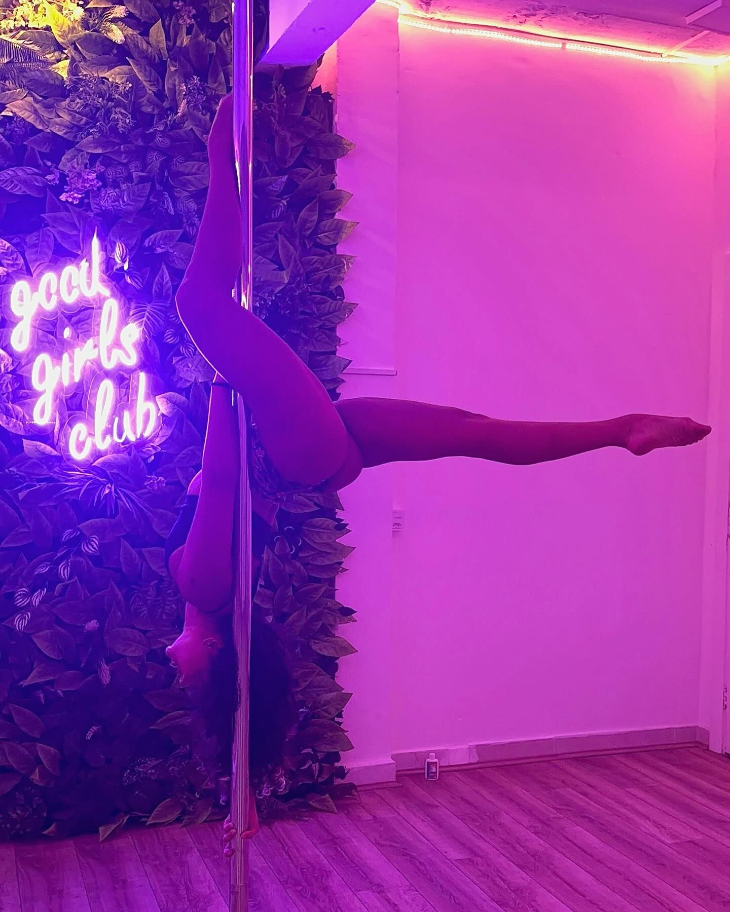 Cada movimento no pole é uma forma de redescobrir o poder que mora no seu corpo.
E hoje, nossas GOOD GIRLS passaram pra mostrar que com entrega, apoio e determinação, a gente se diverte e se transforma.
No nosso studio, cada pessoa descobre sua própria potência — sem pressa, sem julgamento, com muito amor. VEM PRO CLÃ 🩷
#goodgirls #studio #poledance #guarujá