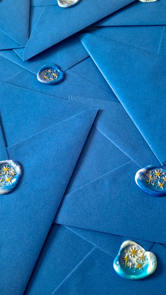 Après une semaine à me remettre de ma grippe, il fallait reprendre le travail mais impossible de s'y jeter à corps perdu.
Focus donc sur des petits éléments, en prenant le temps.
La lenteur est un bienfait quand on arrive à laisser de côté la culpabilité que l'on ressent à "ne pas être productif" et j'ai pu profiter ces derniers jours
Il a fait bleu tout le temps où j'ai été malade, maintenant que je vais mieux, il fait gris (j'ai l'impression que le ciel se moque de moi)
Heureusement que la Collab avec Amélie égaye l'atelier de ses nuances d'azur grâce à vos commandes
Je suis toute sans dessus dessous avec les dizaines de petits retards qui s'accumulent
Ce n'est pas aussi évident que j' espérais de reconnecter mes neurones ahah
Semaine prochaine, petite preview nouvelle collaboration? 👀
#lepigmentarium
#aquarelle #arcenciel #faitmain #faitenfrance #peinture #aquarellefrance #aquarelleartisanale #aquarellepailletée #artisan #artisanatfrancais