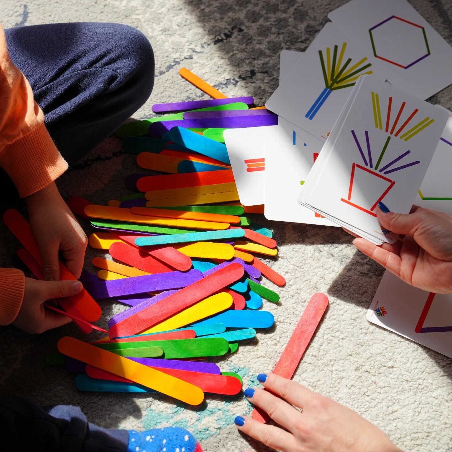 Our Smart Popsicles set comes with 20 double-sided cards (40 different tasks), multi-coloured wooden popsicles in two sizes, 1 wooden card holder.
40 different tasks include animals, shapes, everyday objects and patterns. Children can also create their own shapes, so their imagination and creativity run wild. Our popsicles are made of pure natural wood, are non-toxic and tasteless, contain no harmful substances, can be recycled and are very environmentally friendly. The surface of the wooden stick is smooth, without barbs, and children can use it safely.
The corners of the popsicles and the task cards are all rounded, without any points or sharp edges.
It can be played independently or in a small group taking turns. Smart Popsicles can support learning individually as well as learning how to take turns, cooperate, and share.