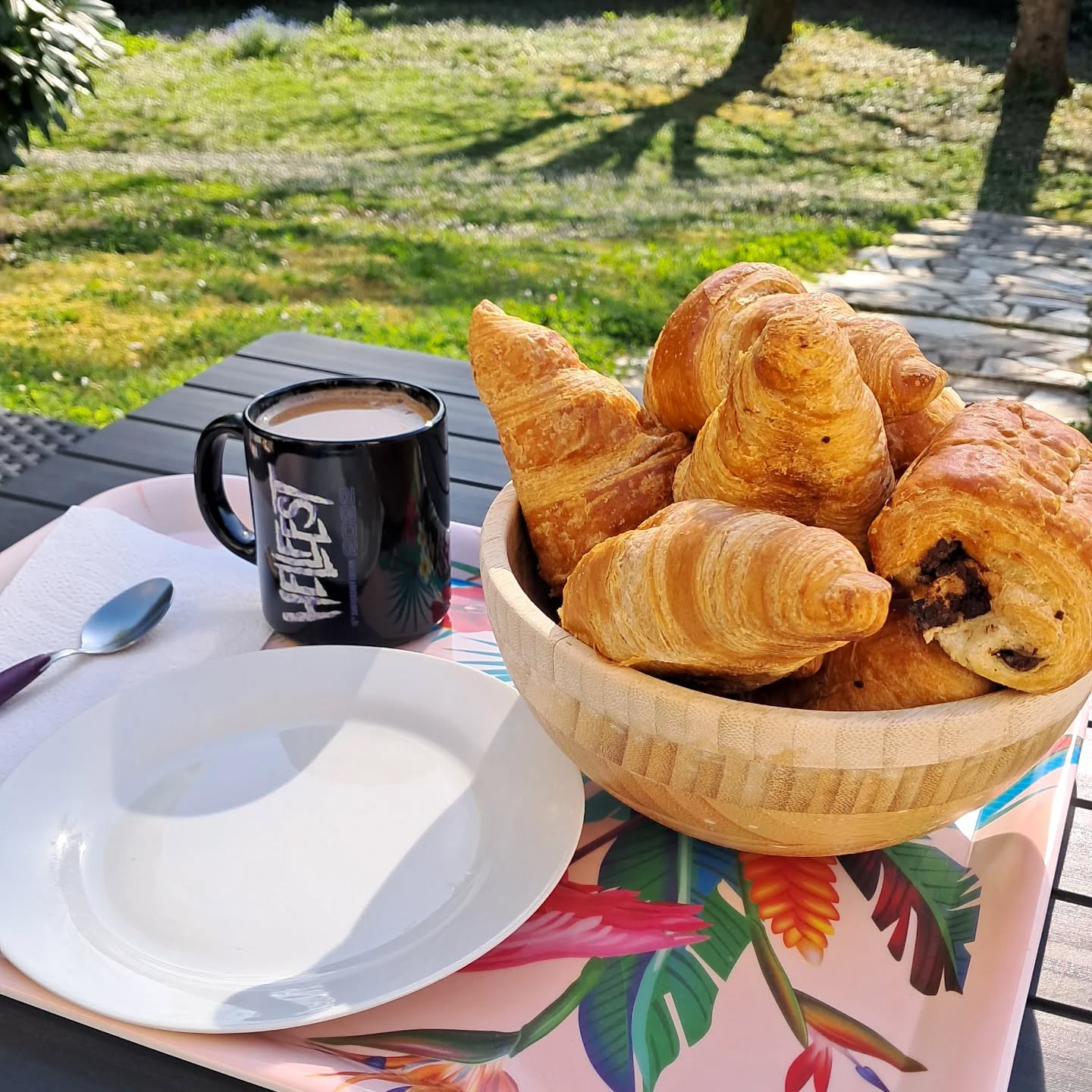 Prenons un peu de temps pour nous dans la journée.. amorçons la fin de semaine en douceur.. profitons du soleil.. et res-pi-rons.. belle journée 🥐