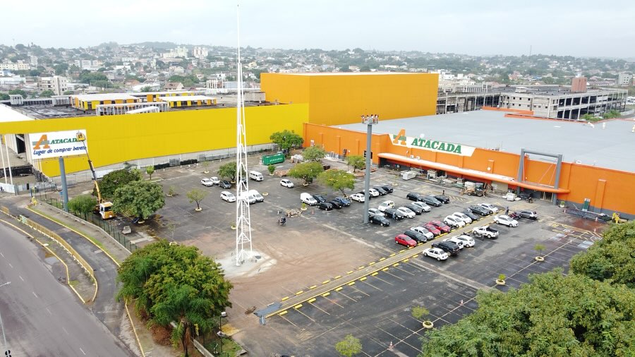 Transformação do mercado Big para Atacadão realizada em 90 dias de obra, localizado na Avenida Presidente Getúlio Vargas, Nº 101, Bela Vista – CEP: 94.810-000 – Alvorada/RS com área total de 11.191,66 M². Na transformação foi realizada a criação de novos ambientes conforme novo layout proposto através de demolição e construção, troca de revestimentos, pintura interna e externa, reparos na cobertura, execução de novas câmaras frias e reforço de piso no salão de vendas. As instalações prediais de elétrica, hidráulica, hidrossanitário e de incêndio foram adequadas para atender a novo uso da edificação.
OBS: Na foto de capa temos o empreendimento entregue e com todas as etapas concluídas, nas próximas fotos demonstramos o avanço das obras com foco no reforço de piso para suportar a nova demanda de carga de acordo com o atual uso, instalações de elétrica e pintura de forro do salão de vendas, implantação das novas câmaras de frios e congelados, instalação de revestimentos, pintura e acabamentos em geral. Nos três últimos registros temos o salão de vendas no dia da inauguração seguido da fachada frontal do estabelecimento.
👷🏼♂️ 👷🏼♀️
#construction #construtora #construção #engenharia #engenhariacivilbr #arquitetura #canteirodeobras #obra #empreendimento #concreto #estruturametálicas #retrofit #reforma #transformação