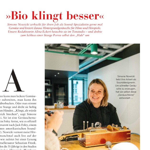 🥬🗞 „Bio klingt besser“ – und ich freue mich sehr, dass meine Arbeit als Foley Artistin in der aktuellen Ausgabe der freundin vorgestellt wird.
Zum 20-jährigen Audible-Jubiläum durfte ich erzählen, wie es klingt, wenn man mit Selleriestangen Knochenbrüche imitiert oder mit Fundstücken aus dem Dachboden Regen inszeniert. Die wunderbare Alina Eckert hat mich im @audiblede Studio besucht – und daraus ist ein leiser, feiner Text über ein sehr läutendes Handwerk entstanden.
Wir haben über das Geräuschemachen gesprochen, über alte Türen, improvisierte Kisten, Klangarchitektur und darüber, wie viel Freude es macht, mit Händen Klanggeschichten zu erzählen.
Ich kann euch nur empfehlen, mal bei @freundinmagazin reinzuschauen – es ist ein sehr liebevoller Artikel über ein oft überhörtes Gewerk geworden, geschrieben von einer großartigen Autorin. Danke fürs Zuhören, Zuschauen und Sichtbarmachen.
#geräuschemacherin #foleyartist #phdlife #mainz #frankfurt #sounddesign #hörspiel #audible20jahre #freundinmagazin #geräuschemacherin #hörspielliebe #womeninsound #ilovemyjob #berlín #sichtbarkeitfürgewerke #klangarbeit