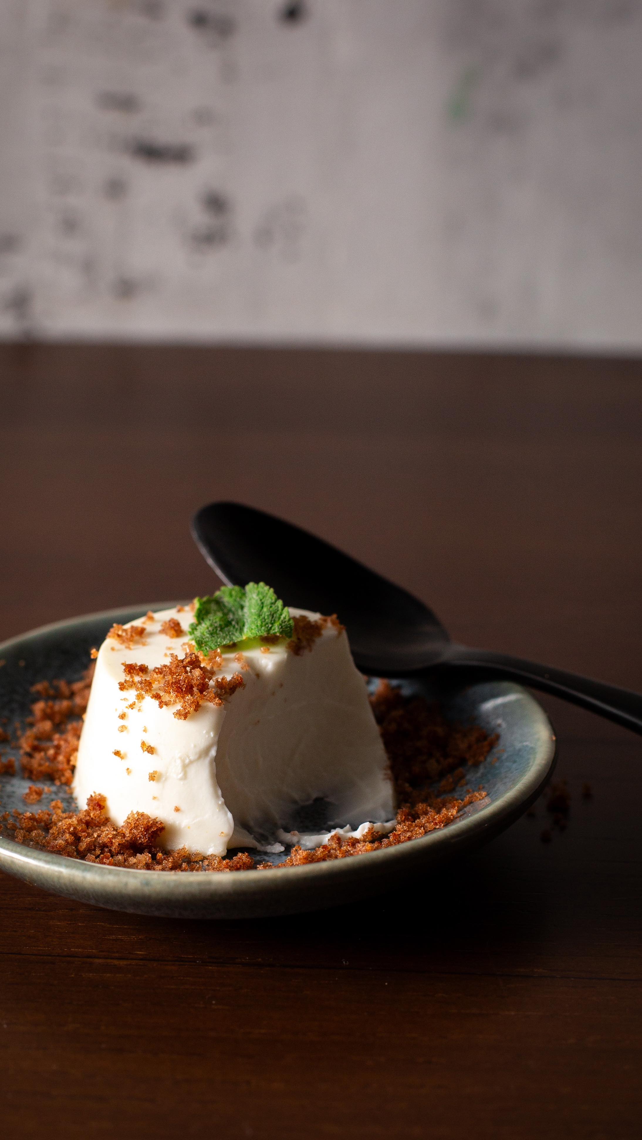 Qual è il dolce a cui non potresti proprio rinunciare?
Prova a scriverlo nei commenti per dare nuove ispirazioni a Chef @andrea.carle!
—
Lasciati ispirare dai dessert di #Rabarè.
Vieni a provarli dal martedì al sabato!
#rabarè #piccoliassaggi #grandiingredienti #cucinacreativa #ristorantetorino #enotecatorino #bistrottorino #torino #dessert #dolci #pannacotta #frittelledimele #focacciadolce #mousse