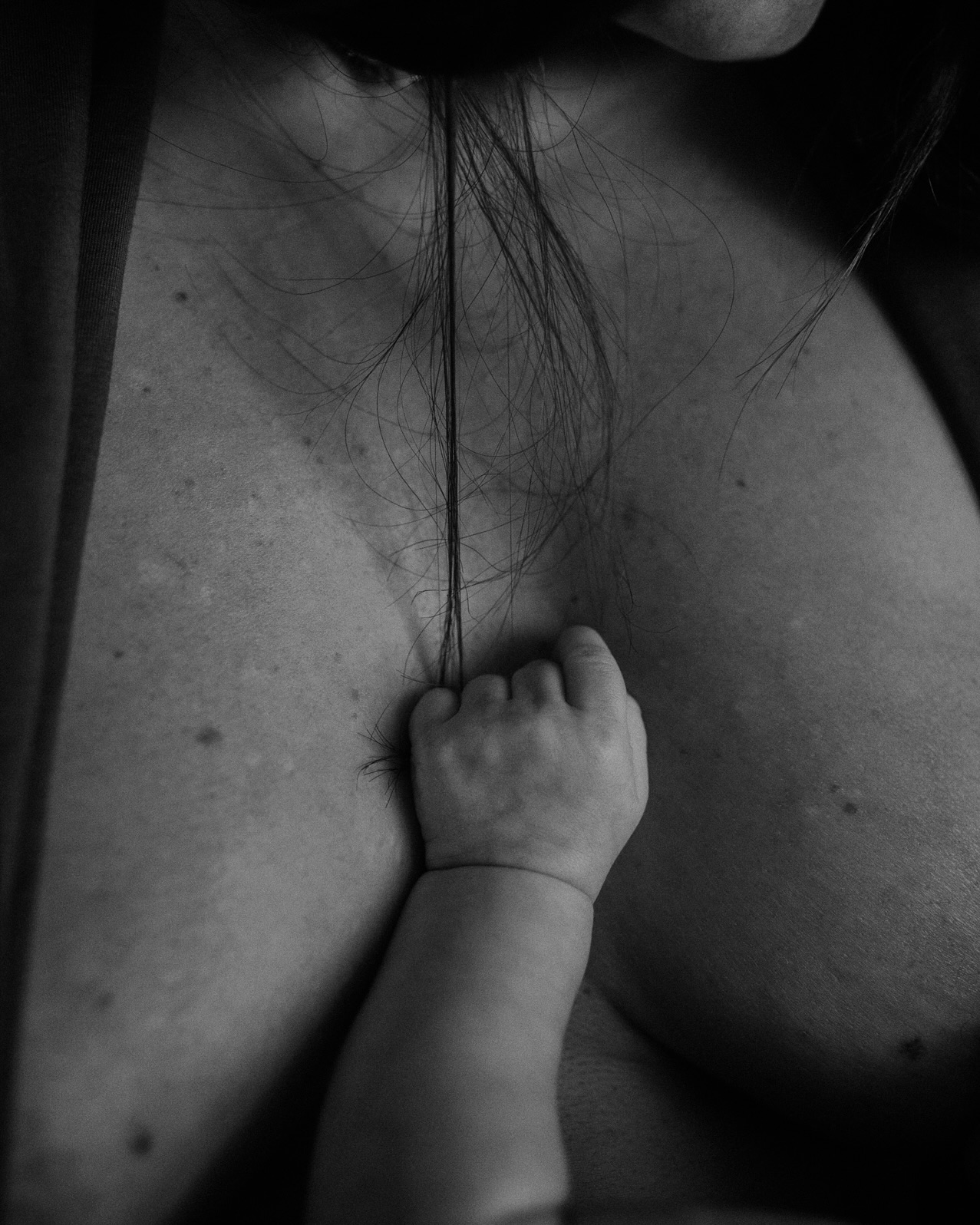 Breastfeeding | Mother feeding her infant at her breast.
Thanks @photovogue for the feature
#blackandwhitestreetphotography #motherhood #breastfeeding #breastfeed #maternity #photographenice