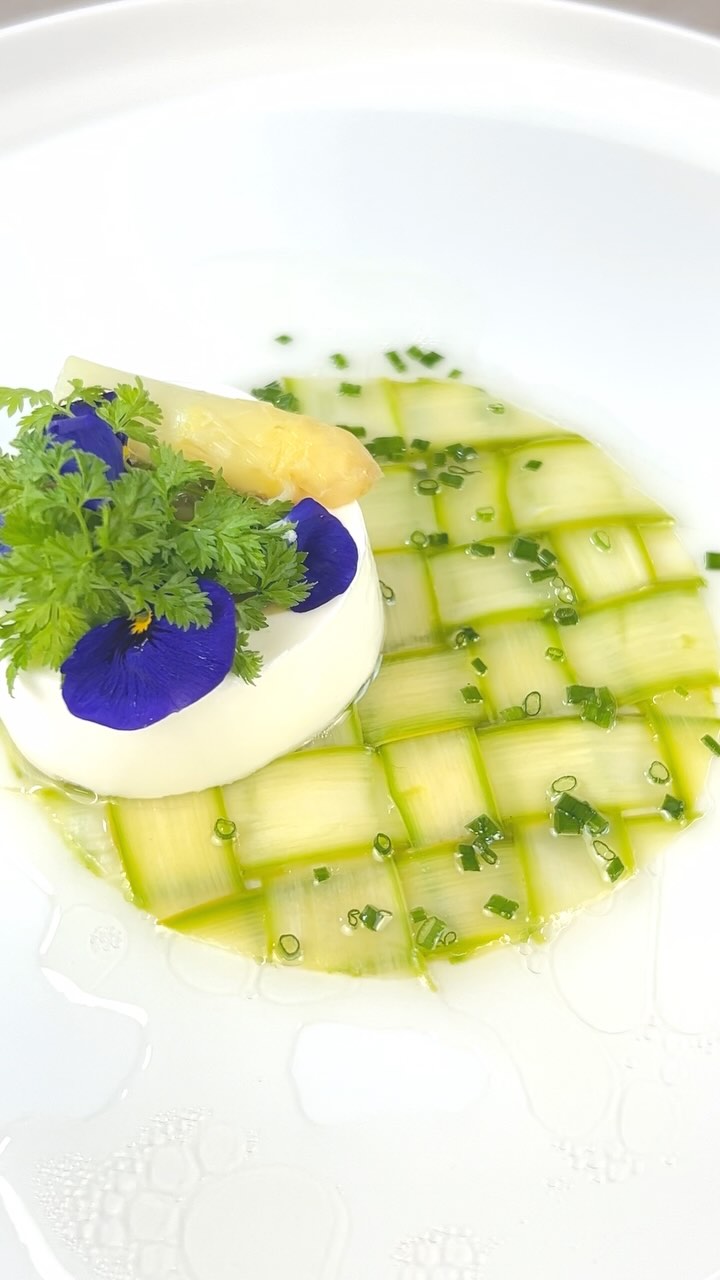 Slightly blanched asparagus, chives vinegrette, sheeps cream cheese, pumpkin seed oil emulsion, chevril
Find the recipe on my profile on the @gronda app
✨
#recipe #gronda #plating #culinaryarts #sandrascheidl