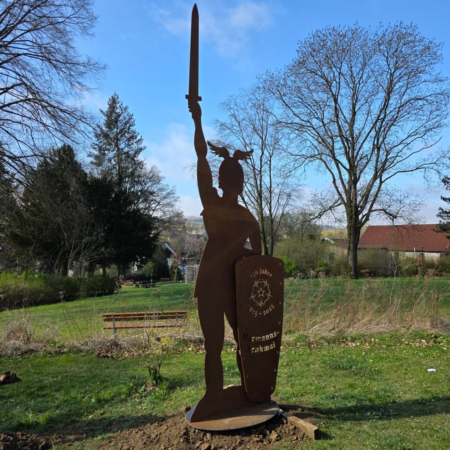 Seit gestern hat nun auch Extertal einen "Hermann". Die knapp 4 m hohe Statue ist im Park mit Potential an der Mittelstraße in Bösingfeld zu bewundern. Der Künstler Hans Kordes aus Veerl-Kaunitz hat anlässlich des 150 jährigen Jubiläums des Hermannsdenkmals 16 dieser beeindruckenden Statuen geschaffen und stellt diese in ganz Lippe an verschiedenen Orten aus.