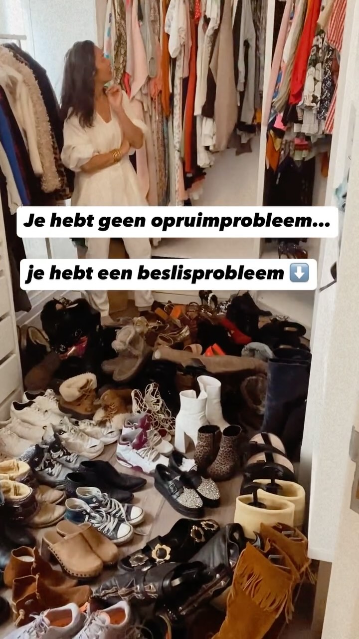Je hebt geen opruimprobleem… je hebt een beslisprobleem
En daar zit precies de reden waarom je huis steeds terugvalt in rommel.
Je begint met opruimen en dan komt het… twijfel.
• “Kan ik dit nog gebruiken?”
• “Het was duur, zonde om weg te doen.”
• “Deze kreeg ik van mijn oma…”
• “Misschien als ik ooit nog...”
Je legt deze spullen opzij, maar die ‘twijfel’ stapel wordt steeds groter.
Het lukt je niet om écht door te pakken.
Je wil rust, overzicht en ruimte in huis,
maar je blijft hangen in spullen, keuzes en uitstel.
Opruimen is niet alleen fysiek.
Elke beslissing over een voorwerp
is ook een beslissing over wie je was, wie je dacht te zijn,
en wie je nu eigenlijk wilt zijn.
En juist dáárom loopt je vast met opruimen.
Niet omdat je geen energie hebt,
Niet omdat je geen tijd hebt.
Maar omdat je geen aanpak hebt die je helpt keuzes te maken.
In mijn 1:1 traject help ik je stap voor stap:
🧭 helderheid krijgen over wat je écht wil houden
📦 keuzes maken zonder schuldgevoel
🧘♀️ weer ademruimte en rust creëren — in huis én in je hoofd
✨ We starten altijd met een vrijblijvende en gratis kennismakingscall.
Geen druk, geen verplichting. Eerst samen kijken waar jij tegenaan loopt en of ik je daarbij kan helpen.
➡️ Stuur me een DM of plan direct je call via de link in bio.
Je hoeft dit niet alleen te doen. Ik help je opruimen met aandacht, richting en blijvend resultaat.
📌 Sla dit op voor als je straks wéér denkt: “Ik móét nu écht iets doen…”
#opruimen #minimaliseren #thuismetkinderen #werkendemoeder #mentaalopruimen #leveninbalans #emotioneleballast #opruimcoach #rustinhuis #rustinjehoofd