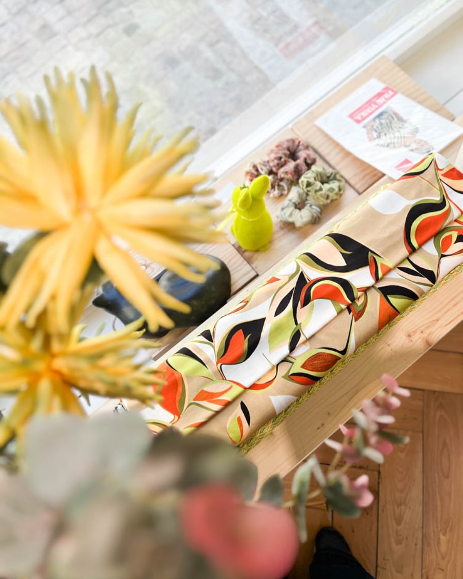 🐣🌼🪺🌷Nächste Woche ist eine kurze Woche!! Wenn du über die Ostertage noch dein Lieblingsprojekt nähen möchtest, kannst du bis Donnerstag 18.30 für schöne Stoffe im Atelier vorbei schauen. Dann bleibt das Atelier ein paar Tage über Ostern geschlossen ☺️😊🙈😏
Hier noch die aktuellen Öffnungszeiten für nächste Woche 🌼🪺🐣🌷
Öffnungszeiten:
Di - Do: 12:00 - 18:30 Uhr
Fr: geschlossen
Sa: geschlossen
Danach wieder wie gewohnt ab Dienstag offen 😊🤗
Ich freu mich auf deinen Besuch! 🥰☺️ und sende liebe Grüsse 🐱🙋🏻♀️🐣
#miasatelier #mia #fabricshop #stoffladen #chreis1 #Jeansstoffe #Frühling #Farbenfroh #Nähinspiration #DIYMode #Stoffliebe #Kreativität #Nähprojekte #FashionDesign #HandmadeFashion #Nähideen #SewingCommunity #ostern #hase #katze