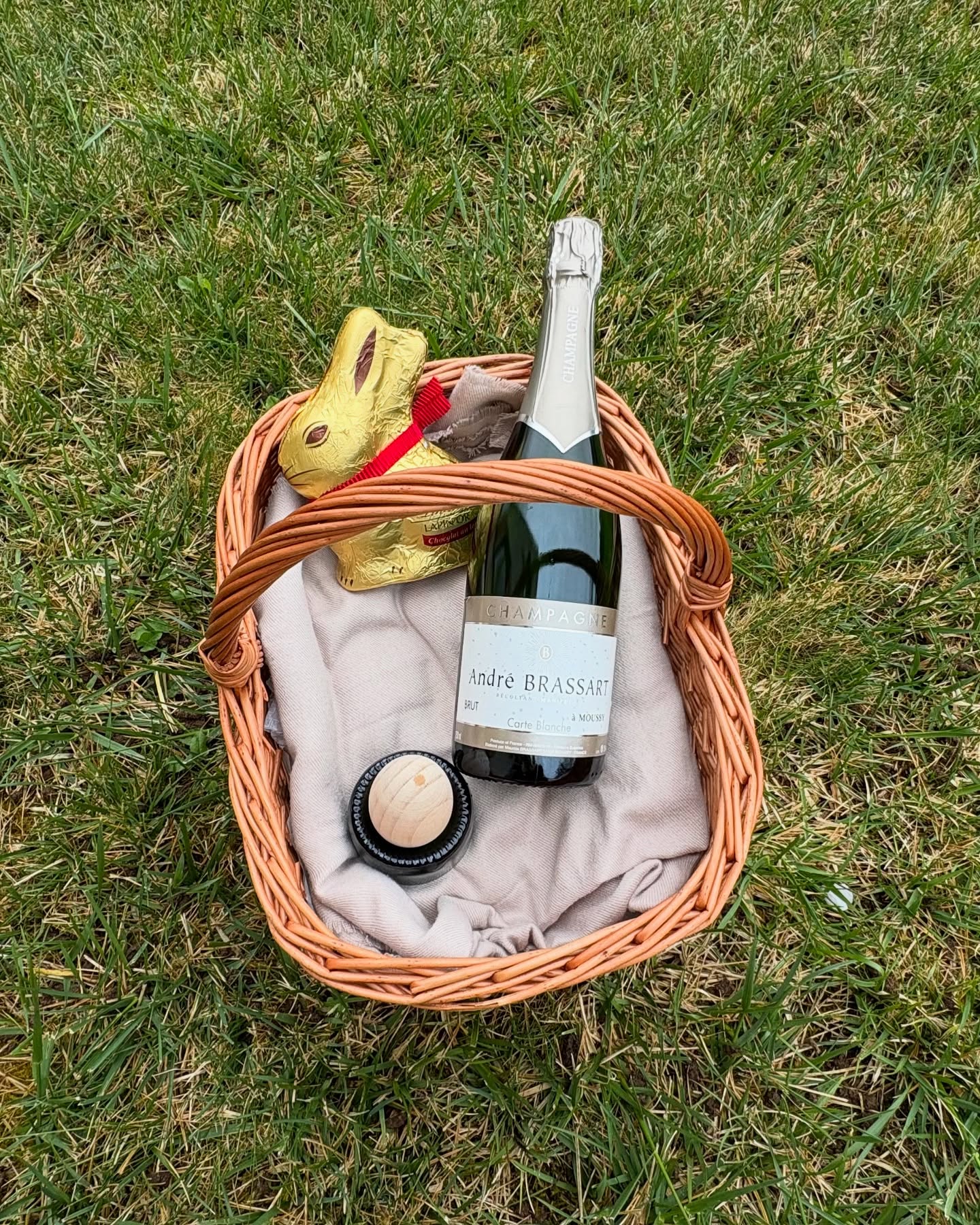 Le Champagne Brassart vous souhaite de joyeuses fêtes de Pâques !🍾
Retrouvez nos coquetiers MULAN réalisés à partir de bouteilles de champagnes recyclées à la vente à Moussy au Champagne Brassart !