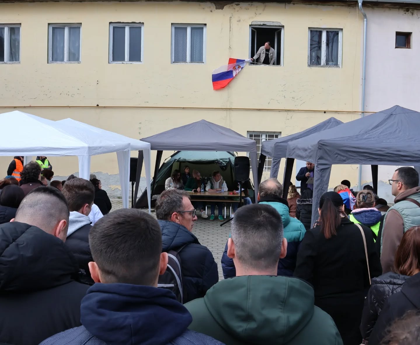 Prvi zbor građana opštine Temerin održan je prošle nedelje 6. aprila 2025 a naredni se održava već u sredu 16. aprila u 18:30 na kružnom toku u Bačkom Jarku.
Na prvom zboru pojavio se značajan broj građana. Zbor je moderirala studentkinja iz programa BU „Student u svakom selu“ u kom se studenti šalju natrag u svoja matična mesta da sa svojim znanjem i iskustvom pomognu organizaciju zborova.
Na zboru se je diskutovano o mnogim temama, na koje su svi prisutni imali pravo da govore, što su mnogi sugrađani na krajnje disciplinovan način sa punim međusobnim uvažavanjem i činili. Nakon diskusije glasalo bi se na predloge. Usvojeni predlozi, predati su opštini Temerin kao zahtevi zbora građana. Detaljnu listu zahteva možete pogledati na Facebook profilu Ekološke inicijative, a njoj su se između ostalog našli sledeći zahtevi u skraćenoj formi:
1. Proglašenje vanredne situacije zbog zdravstveno neispravne vode
2. Obezbeđivanje cisterni sa pijaćom vodom u naseljenim mestima
3. Jasno istaknuto upozorenje da voda nije za piće (na računima, u školi, vrtićima…)
4. Oslobađanje građana od plaćanja računa za neispravnu vodu
5. Subvencije za kupovine vode po domaćinstvima
6. Uključivanje stručnjaka u rešavanje problema
7. Zamena toksičnih azbestnih cevi vodovoda
...
11. Zatvaranje postojeće neuređene deponije koja je opasna po zdravlje
12. Izrada plana za sanaciju pomenute deponije i izrade novog sistema odlaganja otpada
13. Proglašavanje vanredne situacije pri svakom požaru na deponiji
Ostale zahteve uključuju: povećanje broja lekara specijalista u DZ, pošumljavanje, vraćanje Kulturnog centra građanima, kazne za zagađivače itd.
Predstojeći zbor će započeti protestom šetnjom u 17:00 sati iz centra Temerina do kružnog toka u B. Jarku, gde će biti održan. Na zboru biće govora o narednim akcijama i organizaciji kao i preko potrebnoj podršci studentima bez kojih ništa od ovoga ne bi bilo moguće.
Zahtevi prvog zbora predstavljaju esencijalni potrebe za čistom vodom, vazduhom, zdravljem… koje zaslužuje svaki čovek. Pridružite se kao slobdni ljudi koji samostalno odlučuju o svojoj sudbini.
#zbor #temerin #backijarak
#zbortemerin