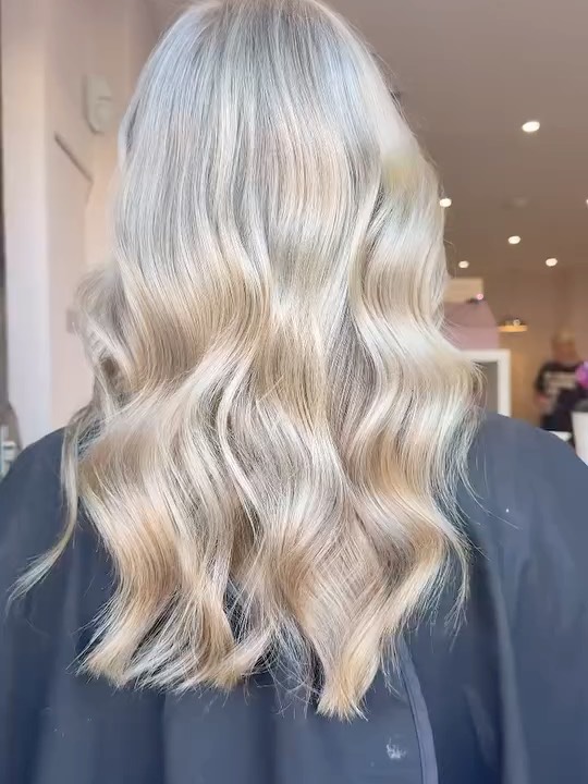 Would you believe this is the same head of hair?! Full head highlights and toner for this lovely ladies @hairbysam_xx 👱♀️💖