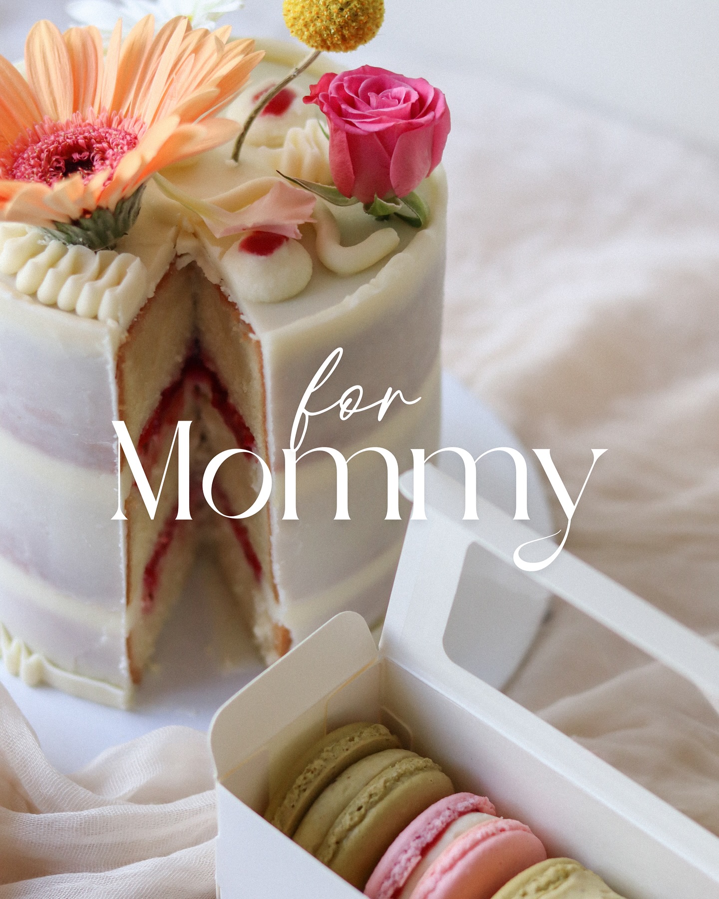 Este Día de las Madres consiéntela con algo tan dulce como ella 🤍
Tenemos a la venta nuestro bizcocho de Raspberry Champagne, perfecto para compartir en familia (rinde para 8-10 personas).
Y también nuestra cajita de 6 macarons con 3 sabores irresistibles:
Raspberry & Strawberry Jam, Hazelnut Spread y Pistachio.
Disponibles por orden anticipada
¡Haz tu pedido y sorprende a mamá con un detalle inolvidable!