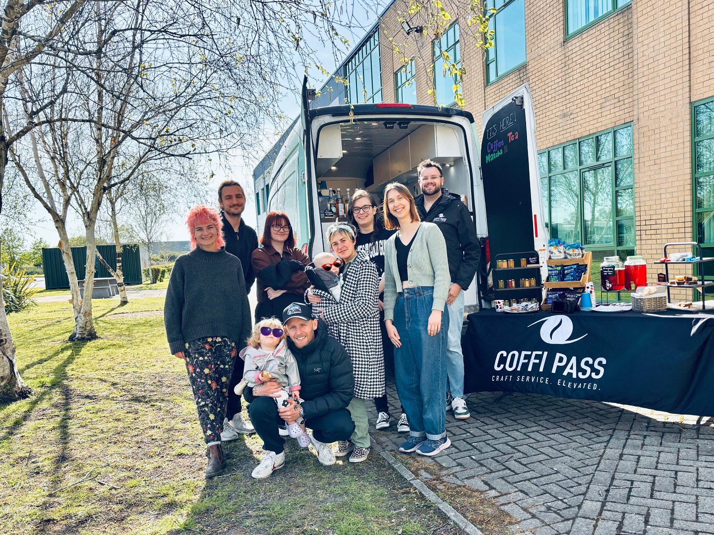 Welcome to the Coffi Pass Family.
Some fresh faces joined us yesterday for some stella training via @cliftoncoffee barista trainer Rob.
We also took the opportunity to get a cheeky photo as it’s rare so many of us (especially the real Coffi Pass family aka the Mendos) are in one place.
We also jam packed the day with handing out some samples and freebies of our delicious new treats to the tenants at the studio!
Summer is around the corner so ice teas and our very own electrolyte water will be served across the hopefully very hot season!
We are ready to serve! Don’t worry, it’s Coffi Pass. Serving elevated craft services to productions across Wales and Nationwide.
DM or email coffipass@gmail.com for more information about our services!