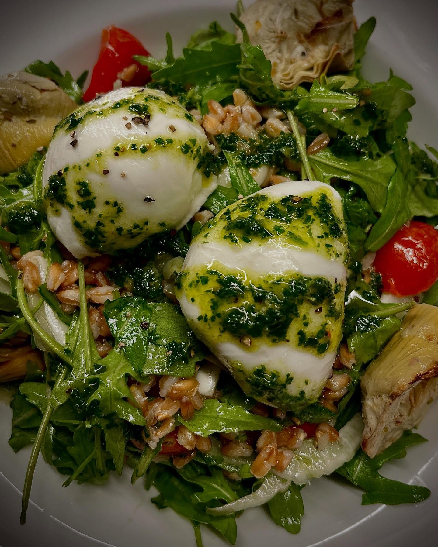 Insalata Primavera ~ shaved fennel, roasted tomatoes, farro, roasted artichokes, arugula, buffalo mozzarella with salsa verde, house vinaigrette. 🥗
Fava Crostini ~ Fresh fava bean purée, herb goat cheese, mint, parsley e.v.o.o, lemon zest.
On our spring menu till…? 🌱 💛