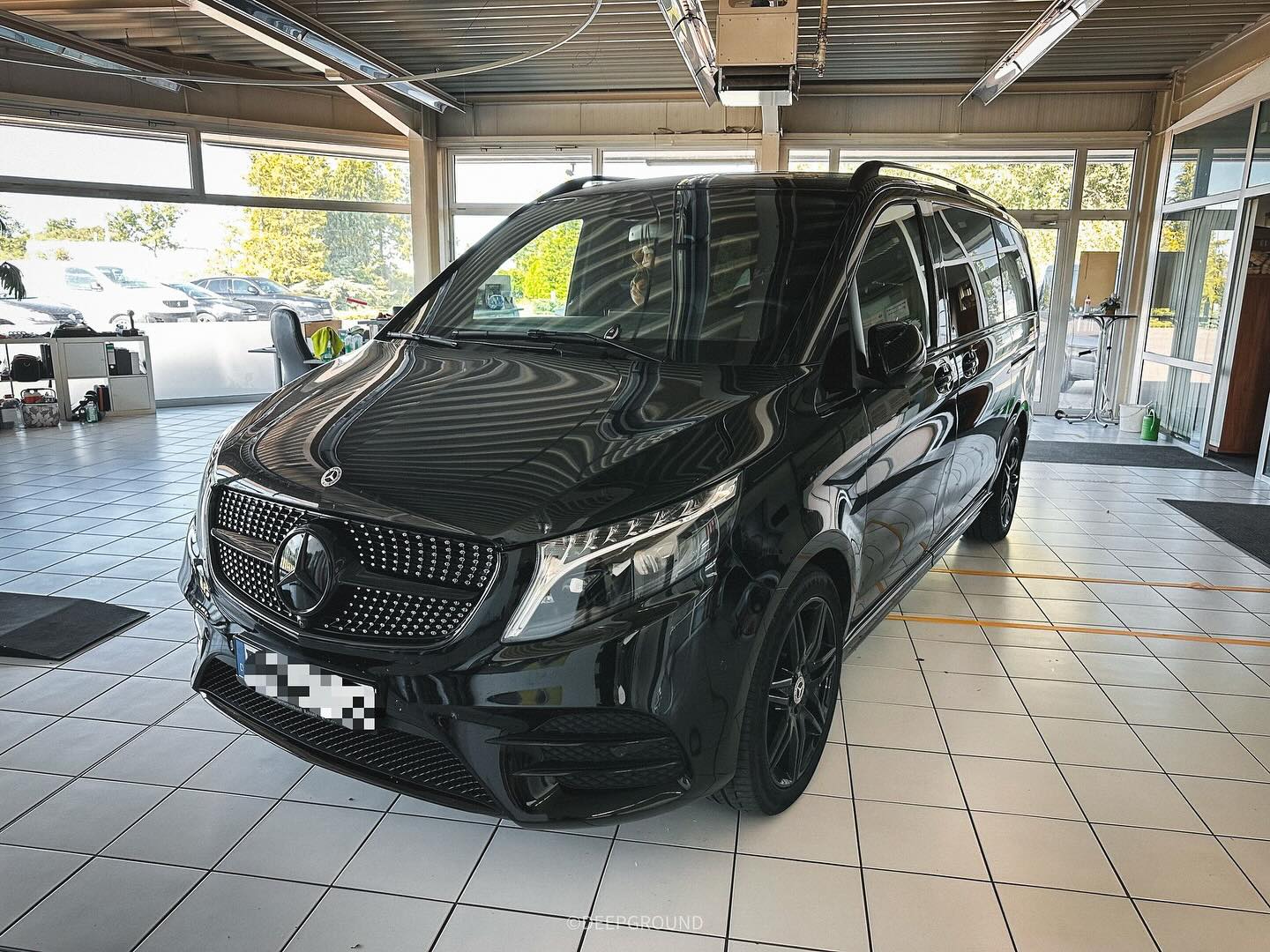 ALL BLACK! 🖤
Chrome Delete, hier haben wir einmal die Chromteile in schwarz glanz foliert. (Heck, Front, Dachreling) Desweiteren gab es einen Ladekantenschutz und die Beschriftung der Heckklappe wurde entfernt und anschließend poliert.
Um das Ganze komplett abzurunden, haben wir Die Scheiben noch in 95% getönt.
Danke für das Vertrauen! 😋
___________________________________________________ #deepground #mercedes #cklasse #wrappedcars #turbo #amg #lowlife #lowstance #slammed #black #carporn #cars #wrapped #mercedesbenzworld #wrappedworld #folierung #mercedesbenz #teamle #motorsport #avery #low #bagged #mercedeslovers #stancenation #perfection #benzlife #insta #instagood #follow #picoftheday