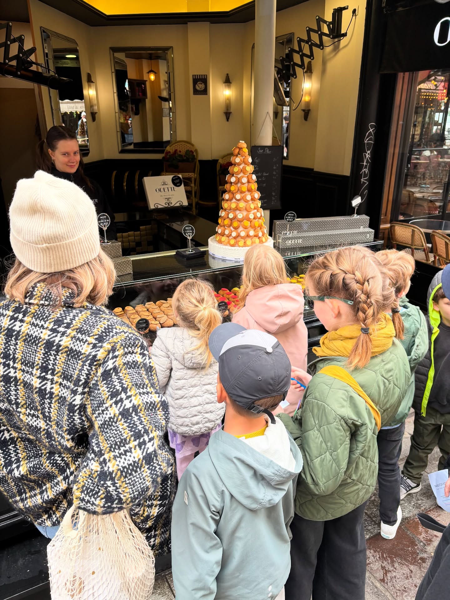 What better way to get to know Paris than by eating? 🍎🍓🧀🥖🍫 sometimes people ask if I do food tours but frankly that is best left to the experts, like @paris.4.kids who specialize in food tours for kids. My kids and I have tasted all kinds of French foods but a tour was perfect for giving us a spring break activity yesterday and learning more about the gastronomical history of Paris. We were with two other families on this semi-private tour and it just so happens that their ages all lined up pretty well and the vibes were great. Aly is a teacher by profession and has lots of experience working with kids and my own kids loved the facts that she was sharing. My kids also probably would never have tried snails on their own (well, one still hasn’t, you can guess which one from the pictures 😆) so it was a great stretch experience in addition to enjoying some reliable classics.
Merci Aly and the team at @paris.4.kids for a fun outing!
#paris #parisfoodie #parisfood #parisfoodguide #paristourisme #parisfamilyguide #familytourguide #pariswithkids #parisjetaime #aprilinparis #springtimeinparis