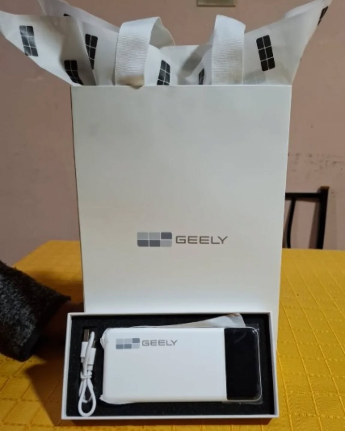 Regalos Geely. Powerbank. Bolsa couche y papel de seda con logo. @sudproducciones