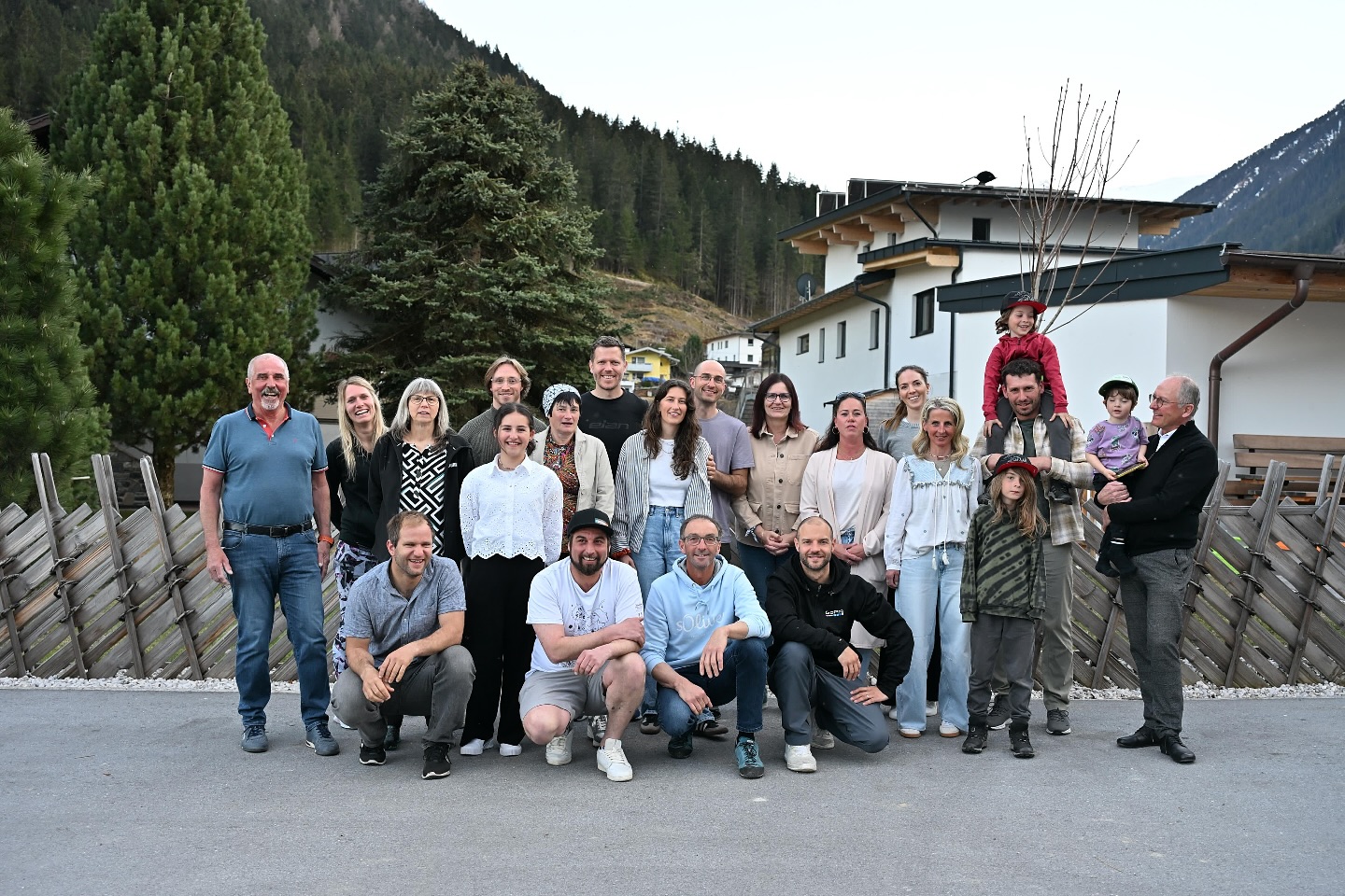 Liebe Kunden,
Eine tolle Wintersaison geht zu Ende. Wir möchten uns bei unseren vielen treuen Gästen & Kunden bedanken. Ebenso dankbar sind wir für unser cooles Sport Seppl Team, welches jedes Jahr immer wieder Vollgas gibt! Wir freuen uns auf die nächste Wintersaison! ⛷
Nach einer kurzen Pause sind wir ab Ende Juni wieder für euch da. Zwischenzeitlich sind wir schon dabei das Geschäft für den Sommer umzugestalten. Viele tolle Marken warten auf euch!
Bei dringenden anliegen sind wir Mo-Fr unter: info@sport-seppl.at erreichbar.
Bis bald - das Sport Seppl Team