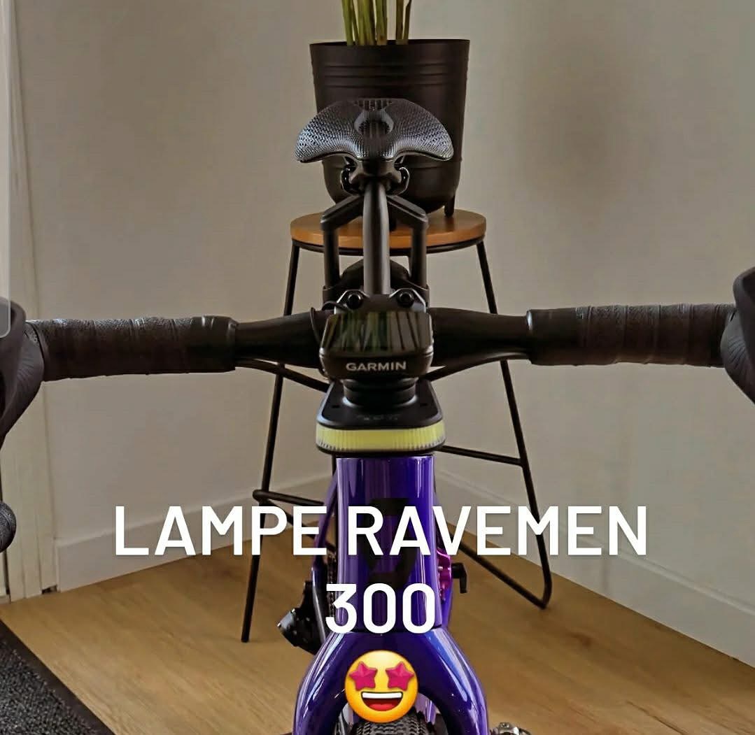 La lampe avant RAVEMEN 300 est en vente à L’Atelier Café Cycle 🤩🤩