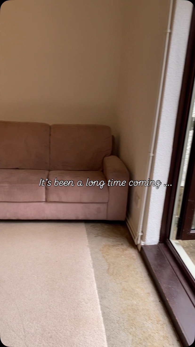 It’s Bank Holiday weekend so here’s the obligatory DIY 🤣🤣🤣
We finally starting this room 🎉 in my head it’s beautiful already with the little alcove converted into a mini library, the woodburner’s roaring and there’s comfy seats to cosy up in. However we’ve done enough house for me to know there’s a lot of hard work to put in before that becomes a reality!!
We only decided to start it today because it was too cold, wet and windy to work in the garden 🤣🤣
#cutandalterhouserenovation #cutandalterdiy #houserenovations #bankholidaydiy #makingahouseahome