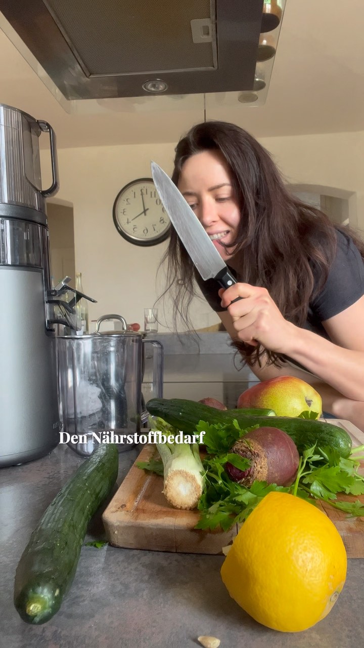 Den Nährstoffbedarf "nur" über deine Ernährung abdecken? ❌Wohl kaum mehr möglich, desshalb kommen hier meine Empfehlungen, auf die ich selbst seit Jahren achte.
Punkt 1.) das absolute Basic ist eine nährstoffreiche Ernährung. Also Lebensmittel, die (egal ob pflanzlich oder tierisch) vollgepackt sind mit dem, was ein gut funktionierender Köper benötigt.🙌🏼
Punkt 2.) Supplements. Vor allem weil a.) immer weniger Nährstoffe im Essen sind und wir b.) durch all die Umwelteinflüsse und Stress einen zusätzlichen Bedarf an Nährstoffen haben und c.) fast jeder von uns in irgendeiner Art und Weise gesundheitliche Themen hat/hatte, die eine extra Portion Nährstoffe erfordern.👌🏻
Punkt 3.) frisch gepresste Säfte, die wie flüssiges Gold aus Vitaminen, Mineralien und Antioxidantien für deine Zellen sind. 🫶 Mit meinem @huromeuropeofficial nutze ich einen Slow Juicer, was bedeutet, du hast mehr Sanftausbeute und durch die schonende, langsame Zentrifugierung bleiben am Ende auch mehr Mmineralstoffe und Vitamine enthalten. ☀️
Mit dem Code Verasgoodies10 gibts bei Hurom 10% auf deinen Entsafter!🫶
#intuitiveeating #werbung #glutenfree #gesundnaschen