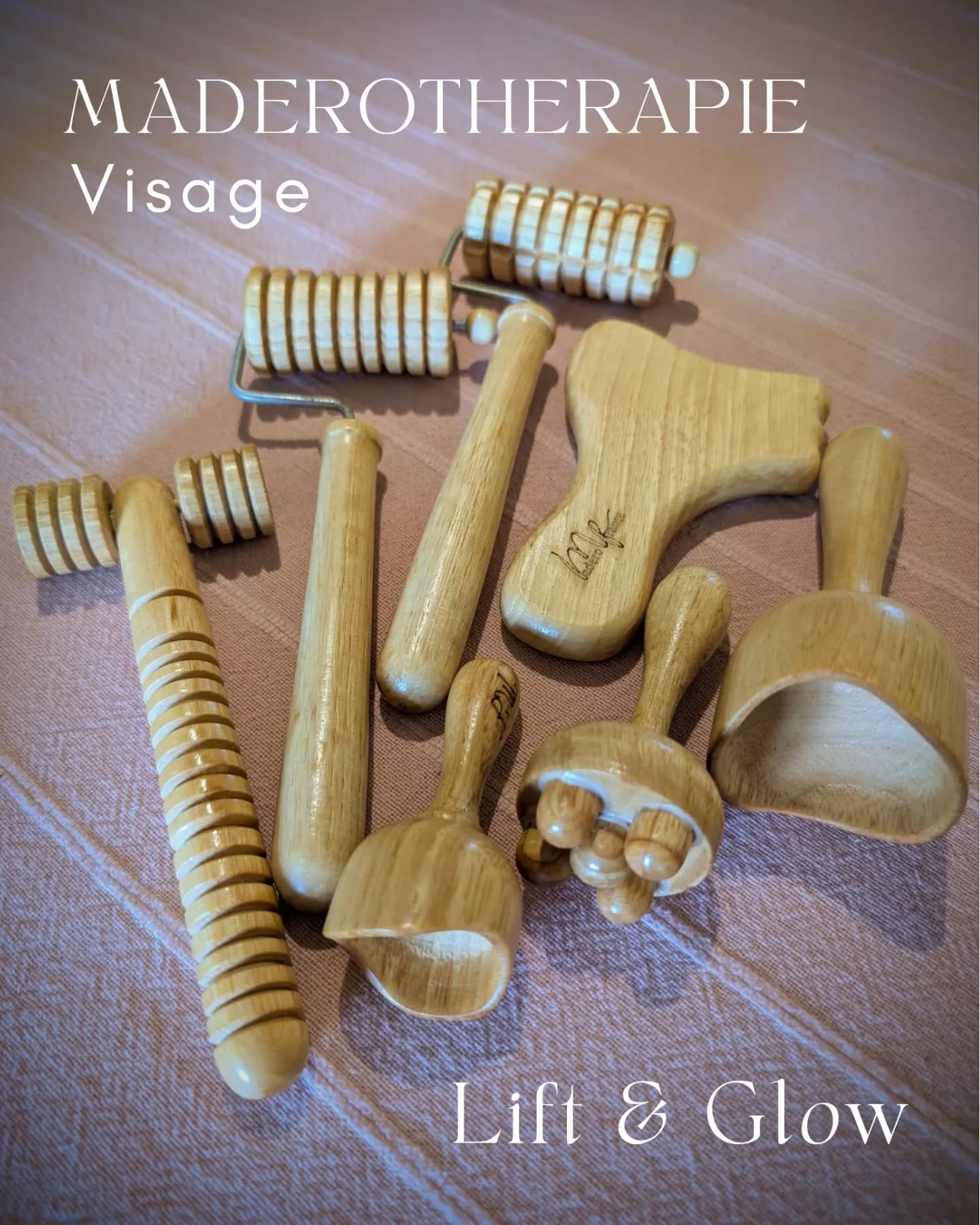 | MADÉROTHÉRAPIE Visage |
Tu veux retrouver :
✨ Un teint Glowy
🌀 Un effet liftant
🌱 Diminuer l'apparence de tes cernes
💫 Redessiner l'ovale du visage
〰️ Réduire ton petit double menton... Et...
👄 Un visage repulpé
C'est ce soin, ce massage qu'il te faut 🤌🏼🤌🏼
La madérothérapie faciale est une technique de massage et de drainage anti-âge qui utilise des petits instruments et rouleaux en bois.
Elle va stimuler ta circulation sanguine et rebooster ta production de collagène et d'élastine !
Véritable alliée pour préserver la fermeté de sa peau et aider contre le relâchement cutanée !
Et bien sûr, moment de détente assuré 💆🏼♀️
🗓️ Réserve ton soin sur Planity ( lien dans ma Bio ) ou en message insta.
Studio bien-être cosy, apaisant et bienveillant.
📍29 bis, impasse triolet 97490 Ste-Clotilde
It's time to shine ✨✨✨