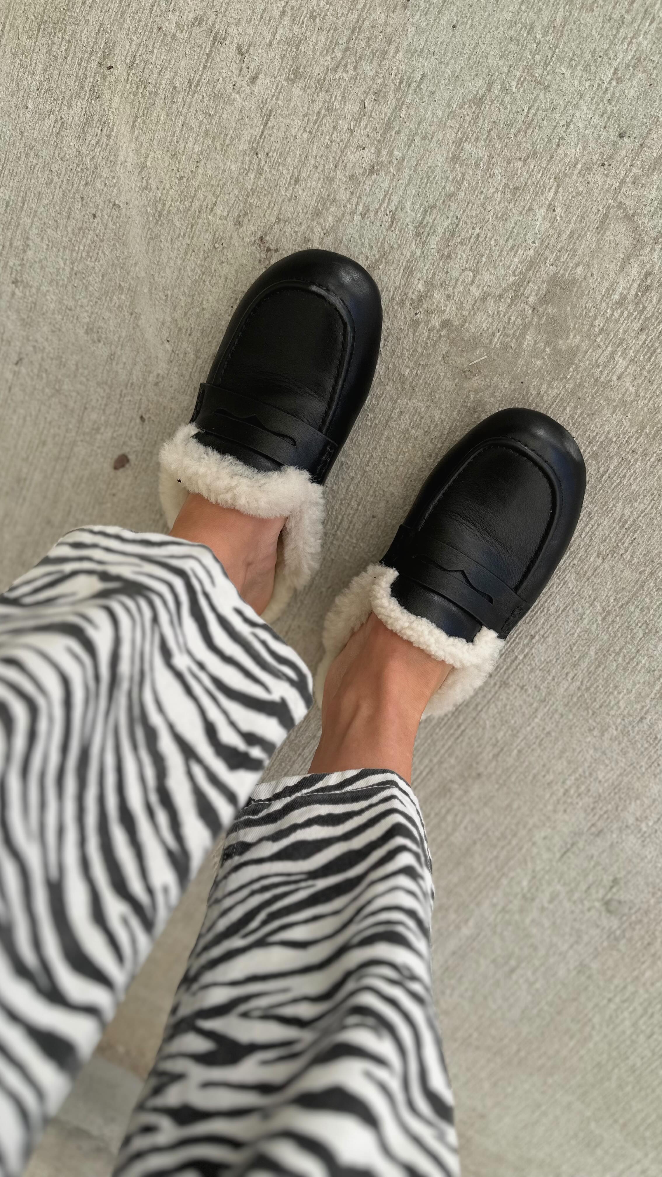 Dank dem Hamburger Wetter ist aktuell nichts gegen Lammfell Mules zu sagen. Gut das wir noch ein kleines Lager haben. Dieser ist sogar neu dazu gekommen 🖤
#ntk #nexttokate #lammfell #mules #newshoes #schuhepassenimmer