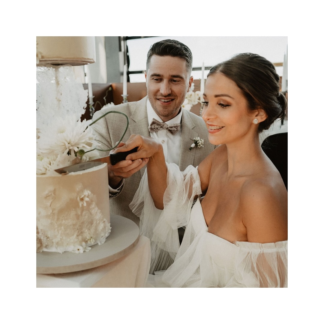 The sweetest moment of the day?
A timeless tradition, rich in meaning and sweetness: the cake cutting:
As a wedding planner, I absolutely love this tradition. It’s not just about the delicious cake (though that helps!), but the symbolism behind it:
More than just a photo opportunity, the cake cutting symbolizes the first act of sharing between a newlywed couple — a gesture of love, partnership, and mutual care.
Pro tip: Hold the knife together, with the bride’s hand gently resting on top — and don’t rush it! Enjoy this moment!
Traditionally, the couple cuts the first slice together. It’s a simple but meaningful moment that reflects unity and the promise of nurturing one another.
#WeddingPlannerTips #CakeCuttingTradition #SweetMoments #ModernWedding #LoveAndCake
Konzept: @hochzeitsbouqetterie & @weirich_fotografie
Planung & Organisation: @planningbynicki
Fotografin: @weirich_fotografie
Dekoration & Floristik: @hochzeitsbouqetterie
Modelpaar: @yaniselinaa
Papeterie: @marrymood.de
Make-up & Hair: @stellinas_beauty
Torte & Sweets: @sweetcupbyviktoria
Brautmode: @annettebasilius.d_s
Herrenmode Accessoires: @annadezet
Location: @lido1960