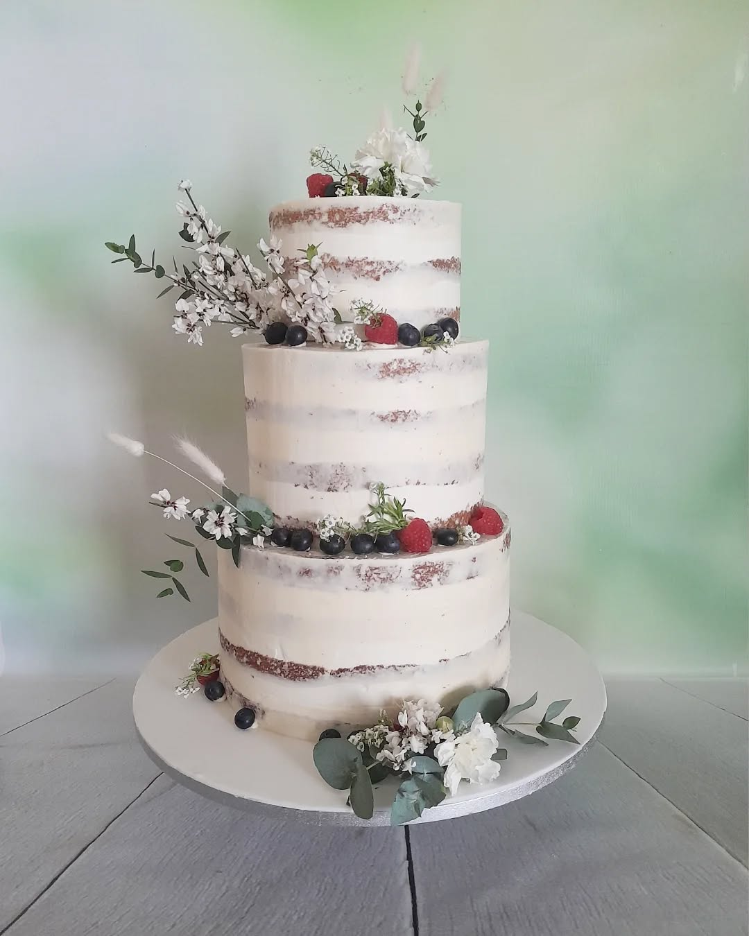 Deux parfums pour dire "oui"
🍰Pour leur grand jour, Émilie & Maxime ont choisi deux saveurs différentes – parce que pourquoi se limiter à une seule ? Grâce à la technique du layer cake, chaque convive a pu découvrir les deux parfums dans une même part. Un détail gourmand qui a fait toute la différence !
Ce gâteau trois étages a été imaginé à partir des couleurs et de l’ambiance de leur mariage, avec une décoration florale réalisée en collaboration avec une talentueuse fleuriste d’Oullins, engagée dans une démarche locale et française. @coqueli.cath
Un vrai travail d’équipe, pour un résultat tout en poésie.
#laperlerarecakedesign WeddingCake #LayerCake #GâteauDeMariage #FaitMainAvecAmour #FleursLocales #ArtisanPâtissier #LyonWedding #Oullins #CakeDesigner #mariage #rhone #brideandgroom