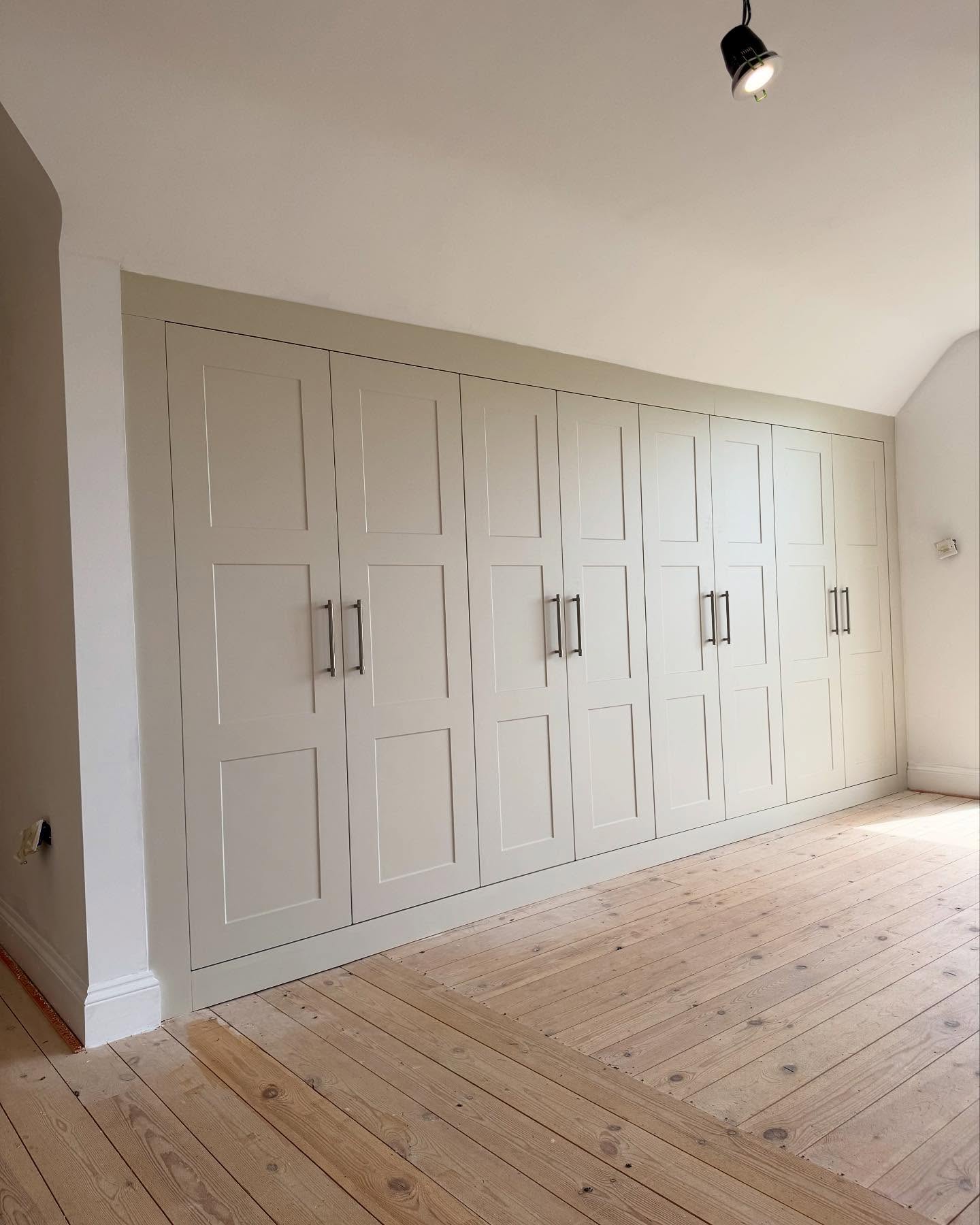 Bespoke wardrobe job complete.
Angled wardrobes and 950mm deep wardrobes were certainly a challenge .
Mussel shaker doors.
Glass internal draws 👌
#bedrooms #bedroomdecoration #bedroomdesignideas #bedroominspo #bedroomwardrobes #bespoke #bespokewardrobes #bedroomsofinstagram #shakerdoors #glassdraws #ashwoodkitchens #bedroomstorage #bedroomstorageideas