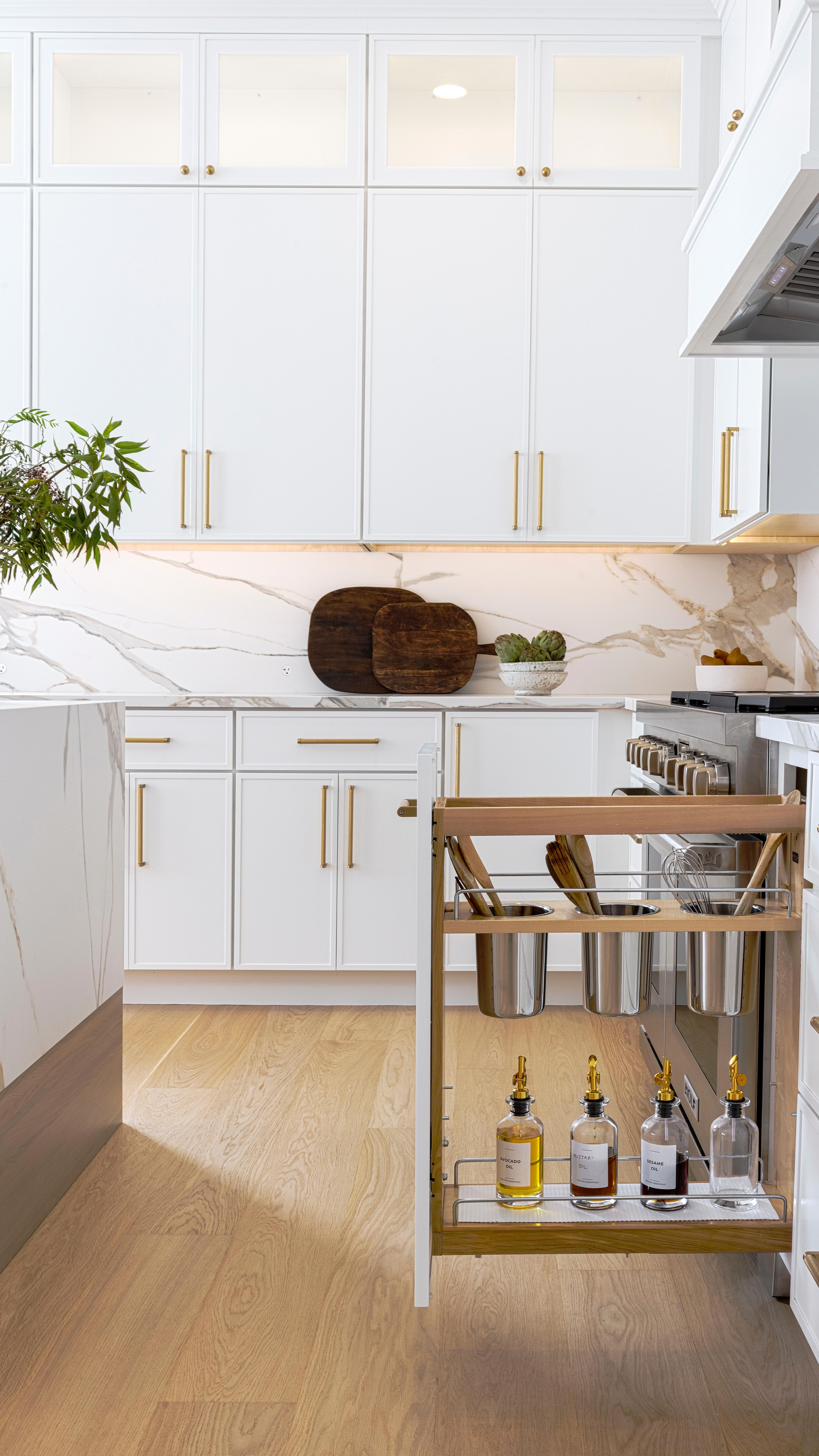 This kitchen isn’t just a space—it’s a mood. From the sleek integrated appliances to the waterfall island draped in that dreamy veined stone, every element was chosen with purpose. The warm oak tones balance the crisp white cabinetry, while soft gold hardware adds just the right touch of glam.
Let’s not skip over those pendant lights—elegant, airy, and perfectly scaled to draw your eye without overwhelming the space. And that vent hood? A sculptural moment in its own right.
Minimalist, modern, and oh-so-inviting. It’s giving: “Let’s cook… or just sip coffee and pretend we’re on a cooking show.”
Special thank you for cabinets to @mulberrymillworks
Photography by @oneelevenphoto for @chdmag