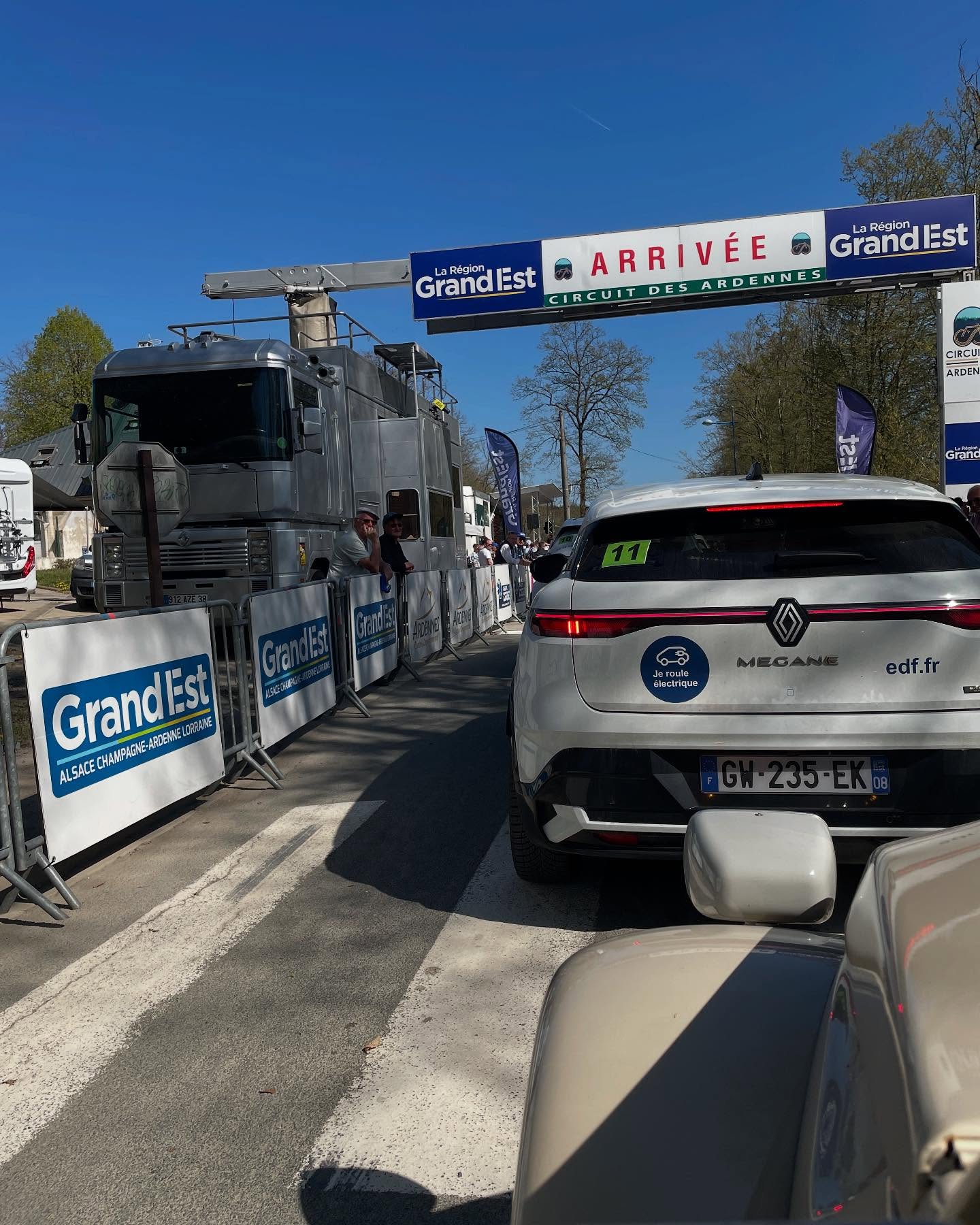 Plus de 600 km parcourus avec la #2cv #ak400 lors du @circuitdesardennes đŽ
Arrivée lors de la 4Úme étape au lac des vieilles forges
#ardennes #cyclisme #sconsultevents #sports #event