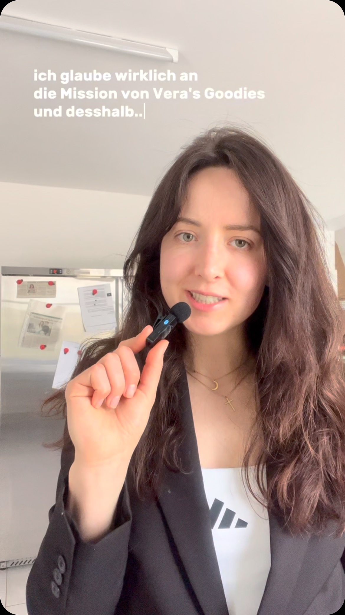 I believe so much in the mission of..
.. real food! 🙌🏼
Ich glaube an echte Lebensmittel, und vorallem an meine Marke Vera's Goodies.🫶
Mein Ziel ist es, Desserts mit Wehrwert zu kreieren, gschmackliche Explosionen zu zaubern, die man mit gutem Gewissen und einem breiten Grinsen auf dem Gesicht essen kann. 😍
#realfood #intuitiveeating #gesundnaschen