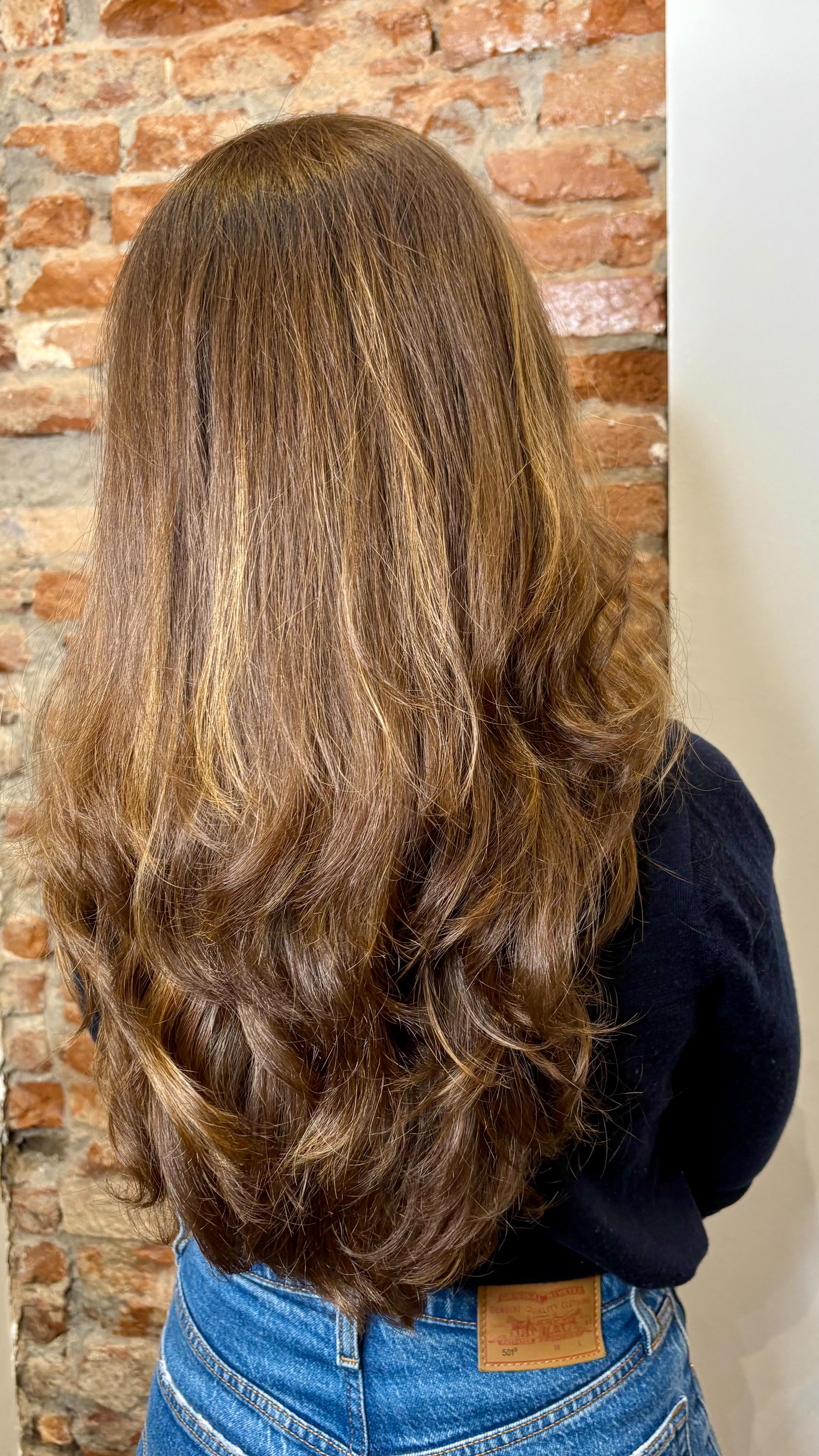 Le lissage nano, c’est quoi ? Chez L’Atelier de Maud, on utilise le Nature Eva Bio Straight : un lissage sans formol, 100 % cruelty free, à base d’ingrédients naturels. Beurre de karité, huile d’argan, protéines de soie, kératine végétale… Résultat : des cheveux brillants, hydratés et réparés. Plus le temps de pose et les passages au fer sont longs/nombreux, plus le rendu est lisse. Des questions ? Appelle nous directement au salon!
@nature_eva_france
#latelierdemaud #coiffure #salondecoiffure #hair #hairdresser #hairstudio #toulouse #toulousemaville #toulousecoiffure#coiffeurtoulouse #LissageNaturel #LissageSansFormol #BioStraight #LissageNano #natureeva