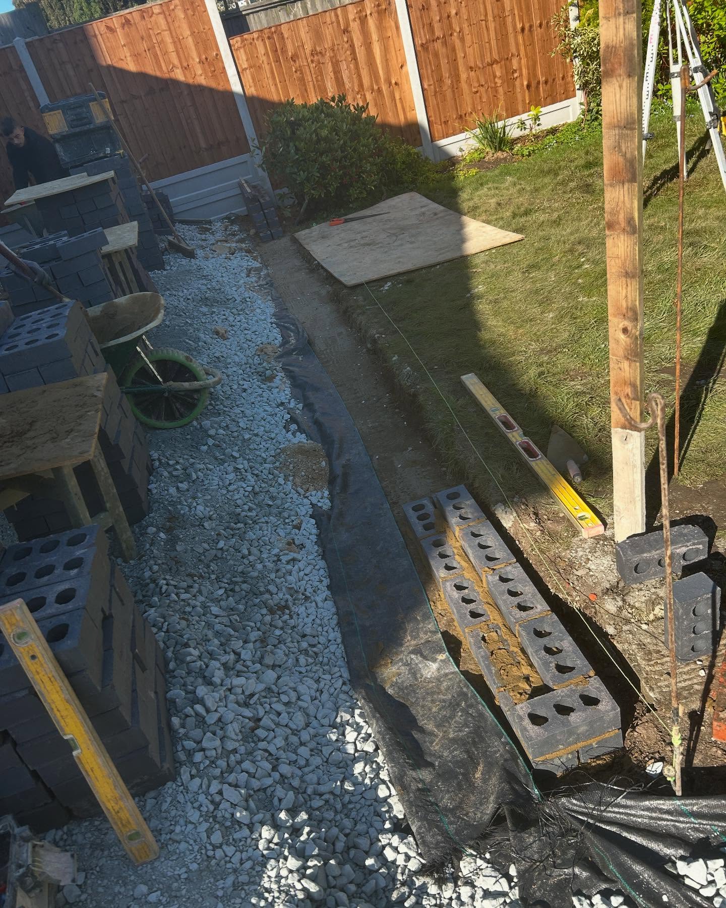 Nice little garden wall today for @greenstone.landscapes even got @sonjef79 to work today #djjprojectsltd #dayinthelifeofabricklayer #goldentrowel #generalbuilders #essexbuilders #buildersofessex #buildersofinsta #extensions #refurb #newbuilds #bricklayers #essexbricklayers #bricklayersofinstagram #steelstructure #steelfabrications #guildofmastercraftsmen #carpentry #projectmanagement