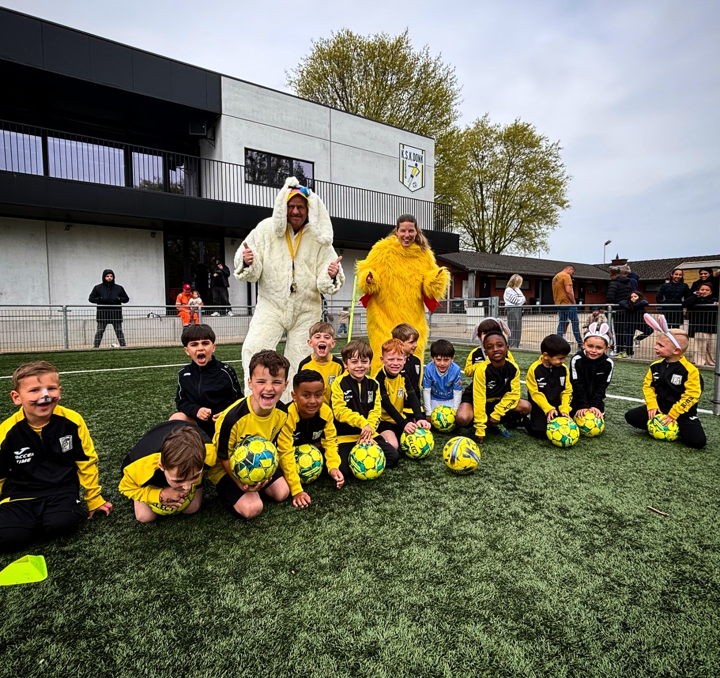 Onze allerkleinsten kregen gisteren bezoek van wel 2 heel speciale trainers!
De paashaas en zijn helper mevrouw kuiken kwamen eens een kijkje nemen naar al dat jong talent!
Wat een heerlijk team, en wat een super leuke training!
🐰🐥
#onderbouw #jongtalent #multimove #spelenderwijs #lateralisatie #beweeg #speel #geniet #lach #plezier #bunnyhop #chickenlittle #fantasie #fun #kskekerendonk
@rouchet_ann @jackyaudenaert @emma.huybie @cin_ne_ke en yente 💛🩷 #topteam