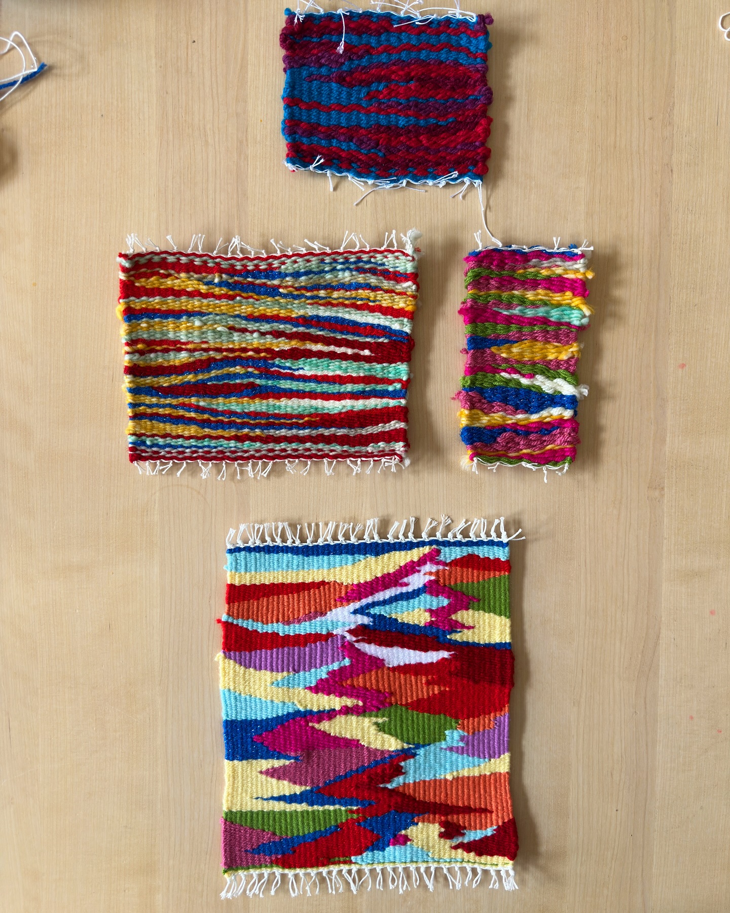 Carpet weaving unlocked! 🧶😍 What started with a workshop my brother took us to at @atelierlesjeunesartisans in Rabat is developing into a newfound passion.
Back home I improvised a frame using a strawberry 🍓 box, when I couldn’t wait for my proper frame to arrive. 👀 And I still use it! So much fun and calming in this. ✨