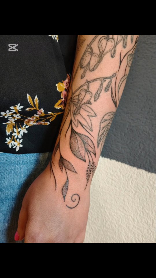 Freihand Ergänzung von einem existierenden Sleeve 💖
#finelinetattoo #freehandtattoo #freehand #dotworktattoo #naturetattoo #planttattoo #leavestattoo #halfsleeve #berntattoo
