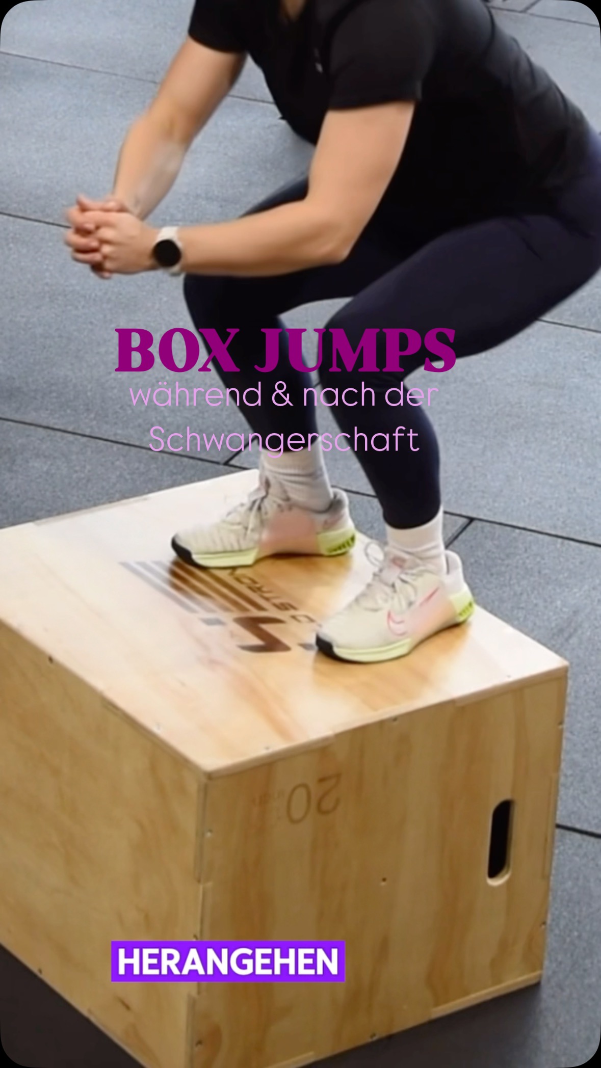 BOX JUMPS… 📦
… während & nach der Schwangerschaft.
.
Immer wieder ein schwieriges Thema für Frauen, die entweder nicht auf dieses Movement in der Schwangerschaft verzichten oder nach der Schwangerschaft wieder integrieren möchten 🙋🏽♀️
.
Auch während der Schwangerschaft kannst du zunächst weiterhin Sprünge durchführen - sofern deine Schwangerschaft unkompliziert verläuft. Du solltest dir jedoch sicher sein, dass du dieses Movement beherrscht und keine Stürze riskierst. Verringere auch hier gerne die Höhe oder Wechsel zu Box step ups, einer super effektive Übung für die Beine und das Herz-Kreislaufsystem. ❤️
.
Nach der Schwangerschaft eignen sich Box Step Ups super um wieder in das Movement hineinzufinden.
Für die optimale Vorbereitung kannst du dir auch mein Video „Laufen nach der Schwangerschaft“ zur Hilfe nehmen. 👏🏼☺️
.
Bei Fragen melde dich gerne 🙋🏽♀️
.
.
#präpartalestraining #präpartal #schwangerschaft #traininginderschwangerschaft #postpartum #postpartalestraining #rückbildungstraining #coaching #crossfitmom #mum #fitness #boxjumps #functionaltrainig #mobility #steinfurt #rheine #neuenkirchen #wettringen