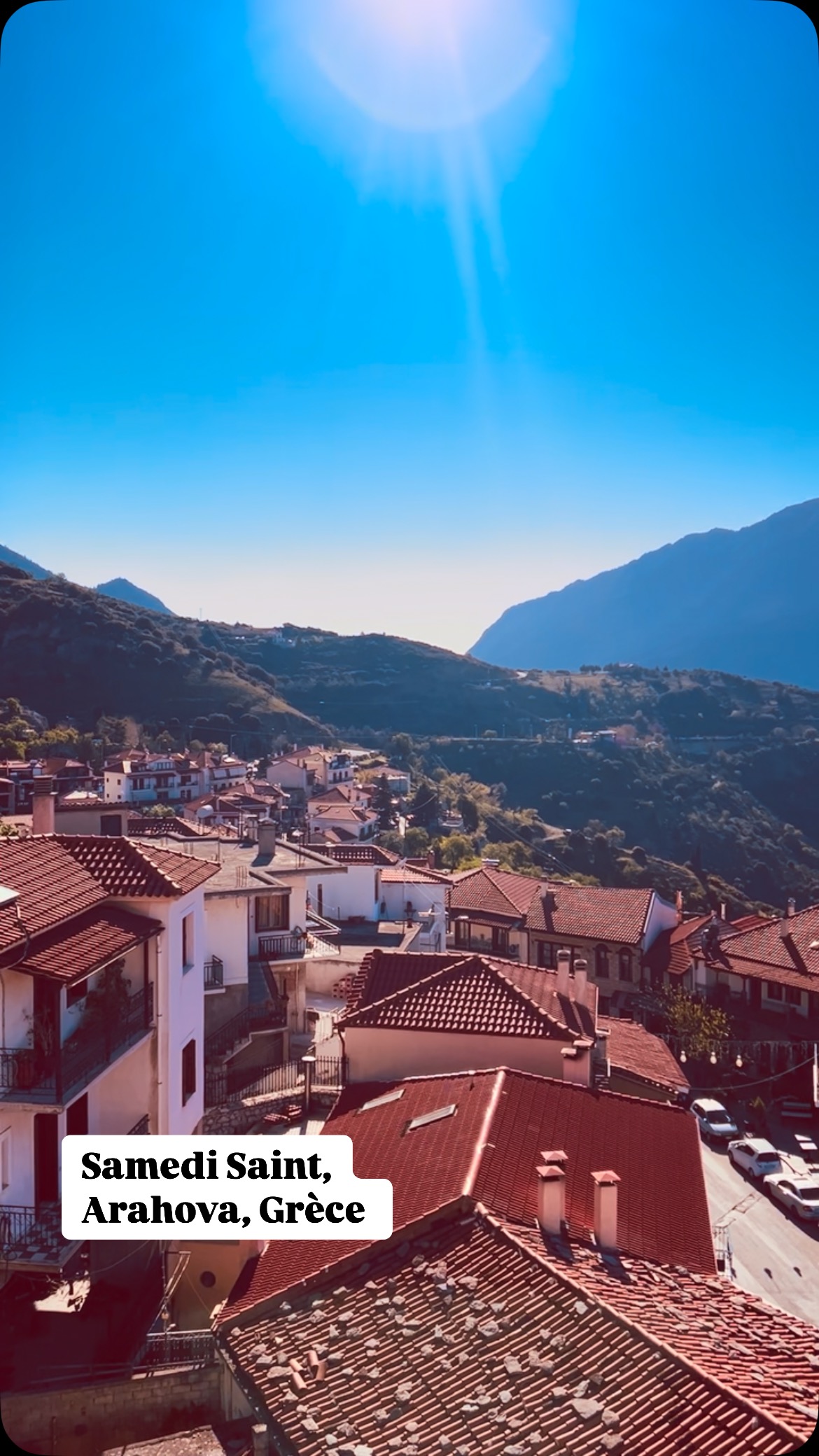 C’était une première d’être Samedi Saint sur les pistes du Mont Parnasse ! Et célébrer ensuite la messe du samedi soir au village de Arahova, et le « Christos anesti » (Christ est ressuscité) en transmettent la lumière et allumant des cierges au son des cloches de l’église et des feux d’artifice. Après le repas traditionnel, un peu de repos avant la grande journée de Dimanche de Pâques dans quelques heures… stay tuned! #samedisaint #greekeaster #paquesorthodoxe #resurection #traveltogreece