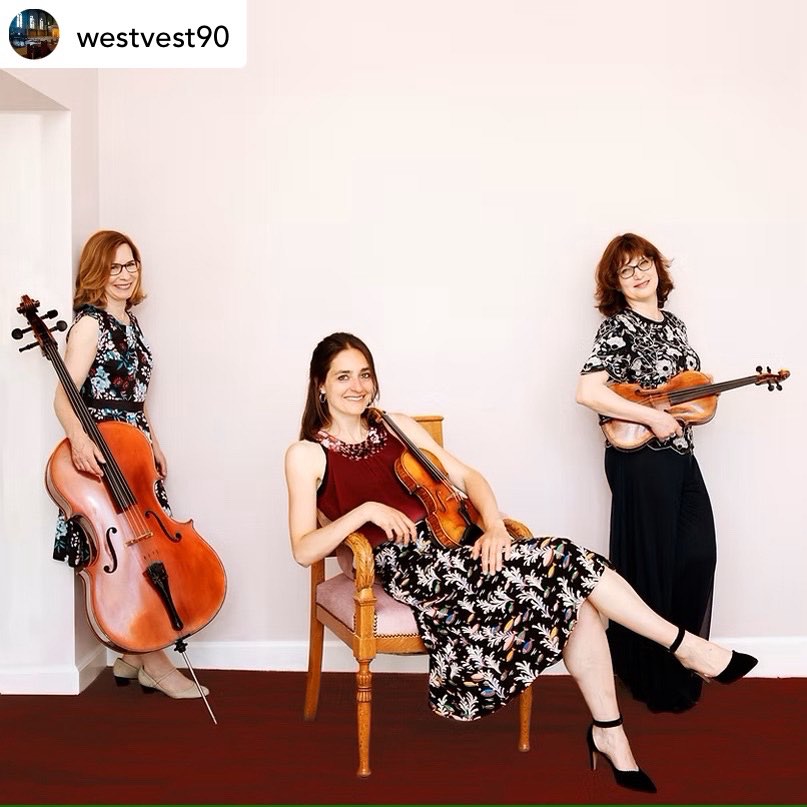 Posted @withregram âą @westvest90 @thehaguestringtrio met de Goldbergvariaties van Johann Sebastian Bach, zondag 13 april 15:00 uurin Westvest 90. Meer informatie en toegangskaarten op https://www.westvest90.nl/product/the-hague-string-trio/ (of aan de ingang).
Programma:
Johann Sebastian Bach: Goldbergvariaties (1741)
Het trio speelt de bewerking voor strijktrio van Dmitry Sitkovetsky
Over de musici
The Hague String Trio werd in 2006 opgericht door Justyna Briefjes (viool), Julia Dinerstein (altviool) en Miriam Kirby (cello). Zij ontmoetten elkaar in Den Haag na jaren van studie en werk in vele landen, waaronder Rusland, Mexico, Noorwegen, Engeland, Duitsland en Nederland, en kwamen bij elkaar om hun liefde voor kamermuziek te delen. Sindsdien hebben zij zich tot een hecht ensemble gevormd. Het trio treedt op in heel Nederland en daarnaast in het buitenland zoals Engeland, Duitsland, Zwitserland en TsjechiĂ«. Beide door hen opgenomen cdâs zijn gekozen als cd van de week in het radioprogramma Passaggio op NPO Radio 4. Justyna en Miriam zijn beiden lid van het Residentie Orkest in Den Haag en Julia is een vooraanstaand altviooldocente aan verschillende conservatoria in Nederland.
Het trio verkent graag het uitgebreide strijktriorepertoire, van de geliefde meesterwerken tot minder bekende composities die volgens hen de moeite waard zijn om gehoord te worden. Zij werken nauw samen met componisten zoals Robin Holloway, Kerry Woodward, Arne Werkman en Reza Nakisa.
@julia_dinerstein @miriamkirbycello #klassiekinschiedam #uitagendarotterdam #uitinschiedam #bach #johannsebastianbach